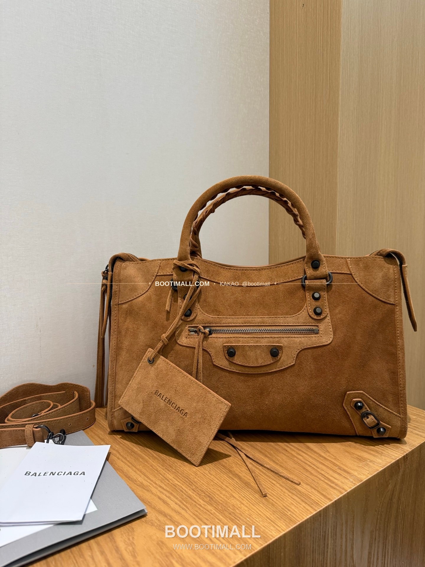 발렌시아가 26SS 스웨이드 태슬 모터 토트백 Balenciaga 26SS Suede Tassel Moto Tote Bag 3301 38.5cm 9