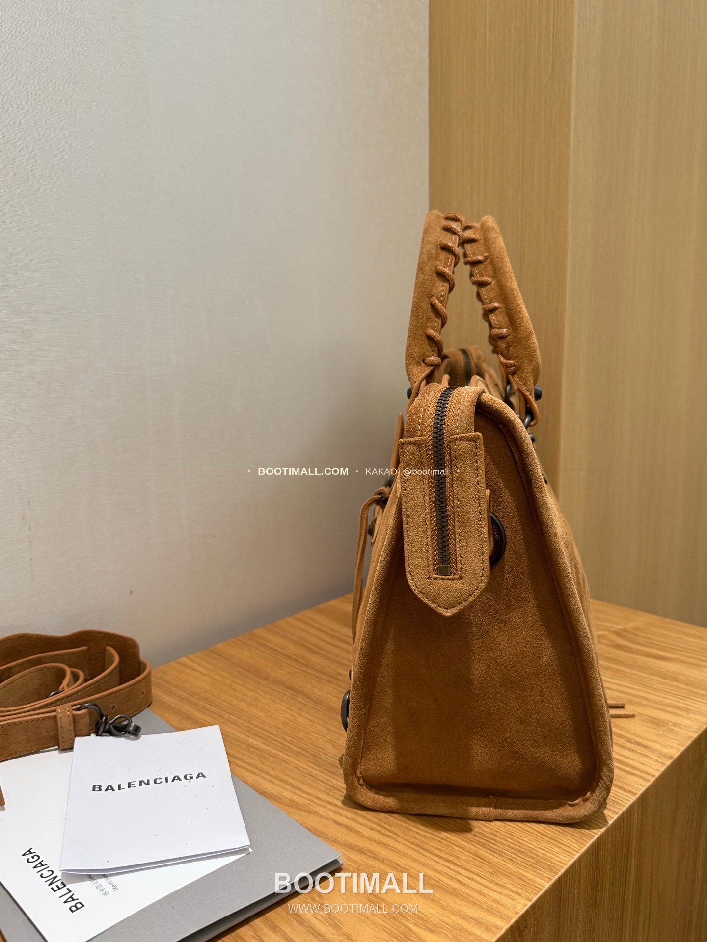 발렌시아가 26SS 스웨이드 태슬 모터 토트백 Balenciaga 26SS Suede Tassel Moto Tote Bag 3301 38.5cm 10