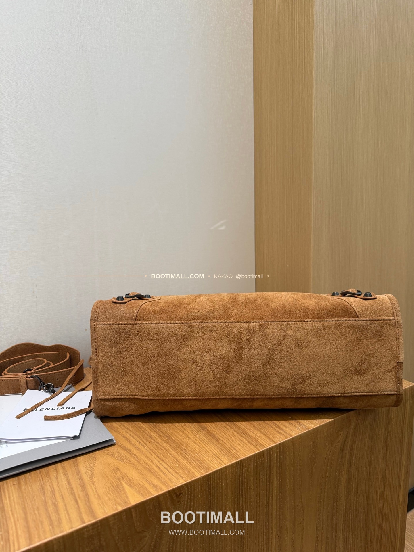 발렌시아가 26SS 스웨이드 태슬 모터 토트백 Balenciaga 26SS Suede Tassel Moto Tote Bag 3301 38.5cm 11