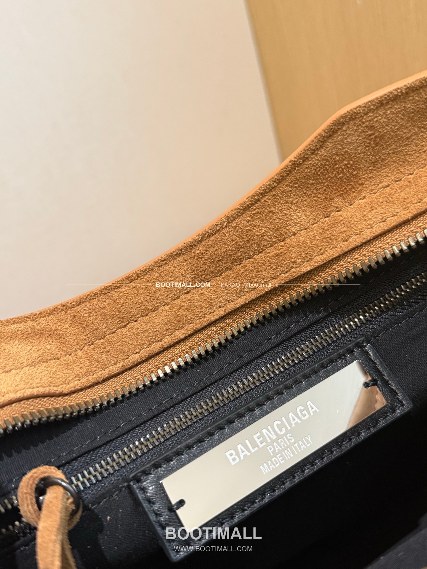 발렌시아가 26SS 스웨이드 태슬 모터 토트백 Balenciaga 26SS Suede Tassel Moto Tote Bag 3301 38.5cm 14