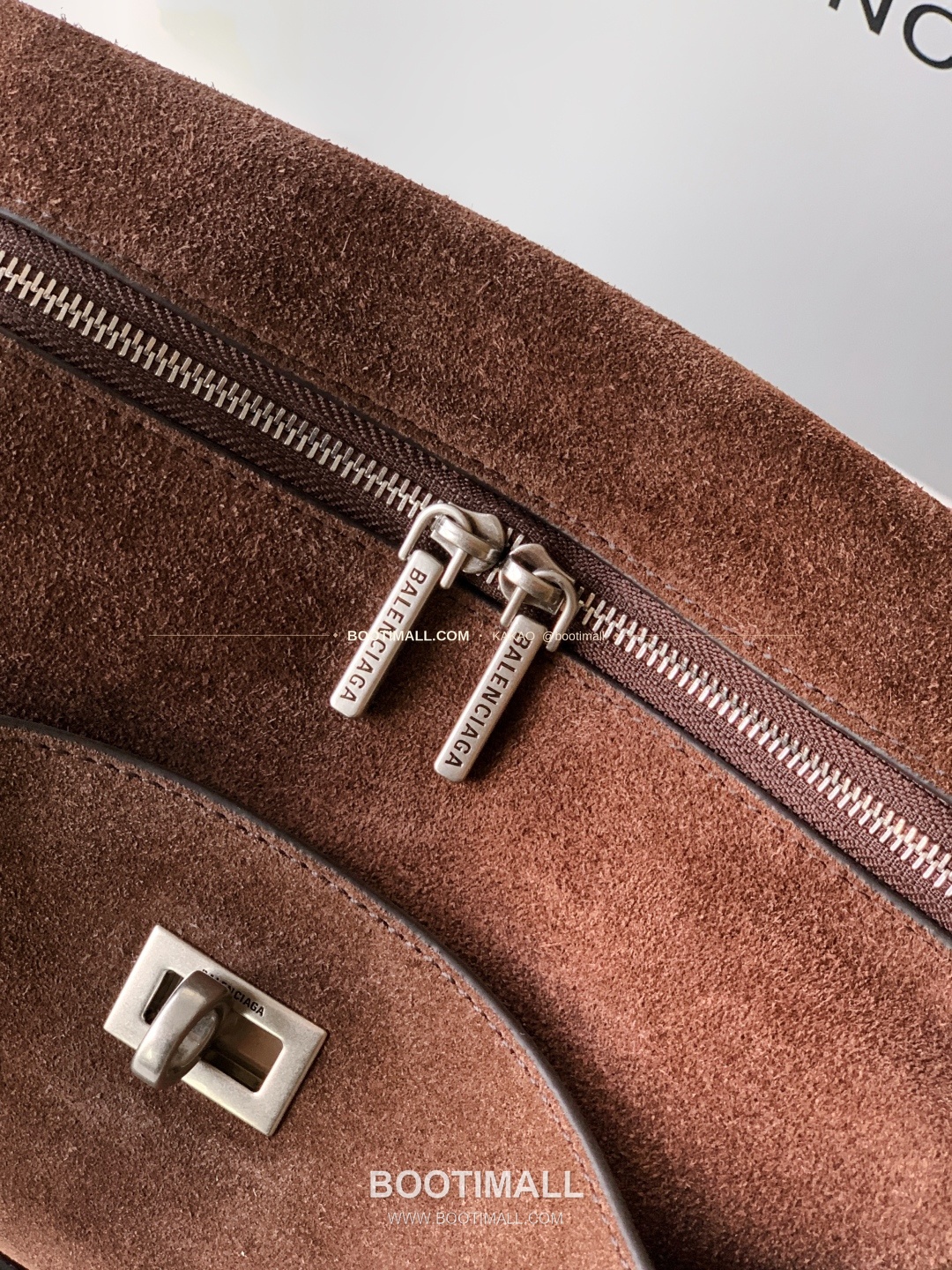 발렌시아가 로데오 레더 락 카메라 숄더백 Balenciaga Rodeo Leather Lock Camera Shoulder Bag 2027 23cm 5