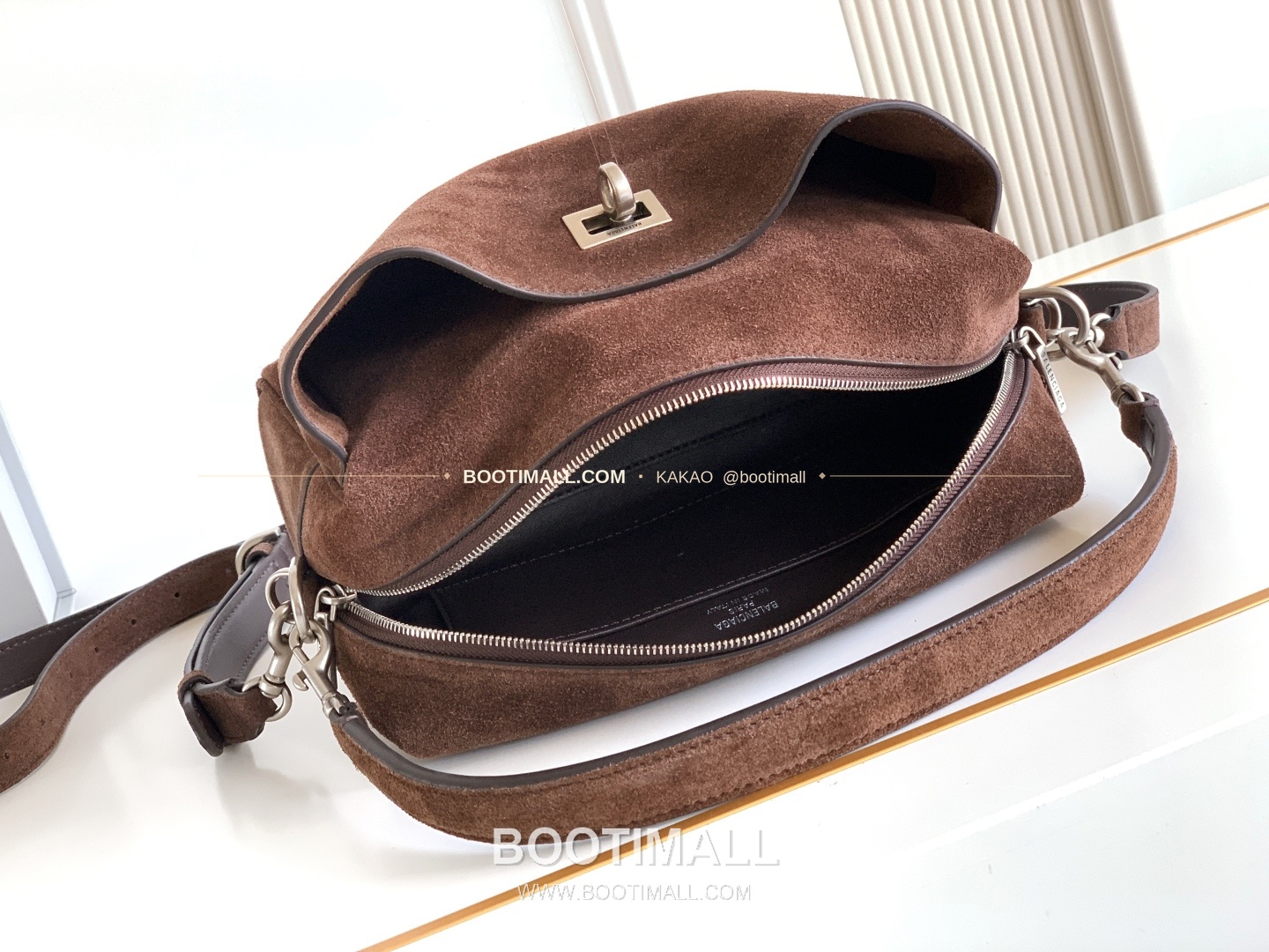 발렌시아가 로데오 레더 락 카메라 숄더백 Balenciaga Rodeo Leather Lock Camera Shoulder Bag 2027 23cm 8