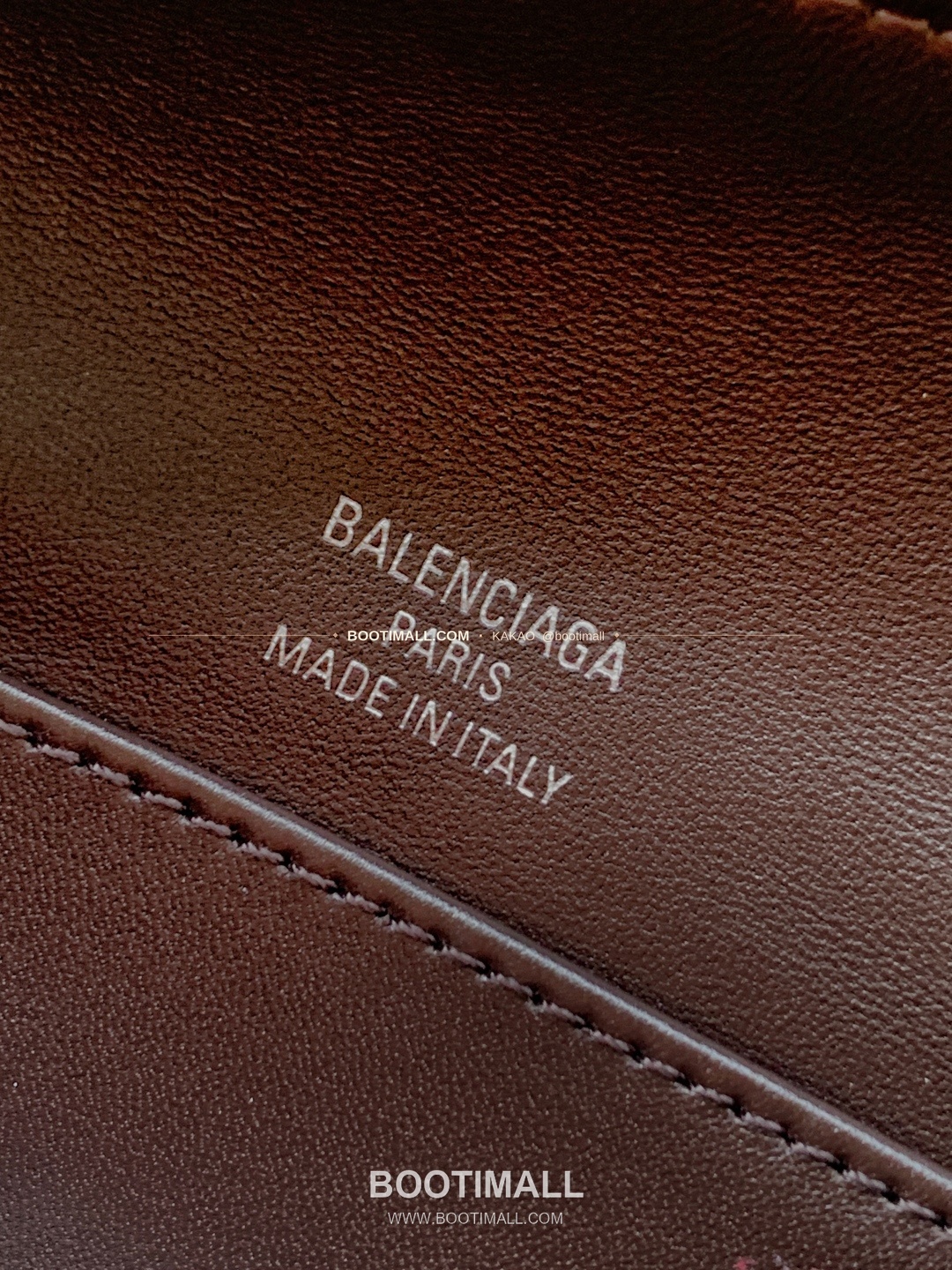 발렌시아가 로데오 레더 락 카메라 숄더백 Balenciaga Rodeo Leather Lock Camera Shoulder Bag 2027 23cm 9