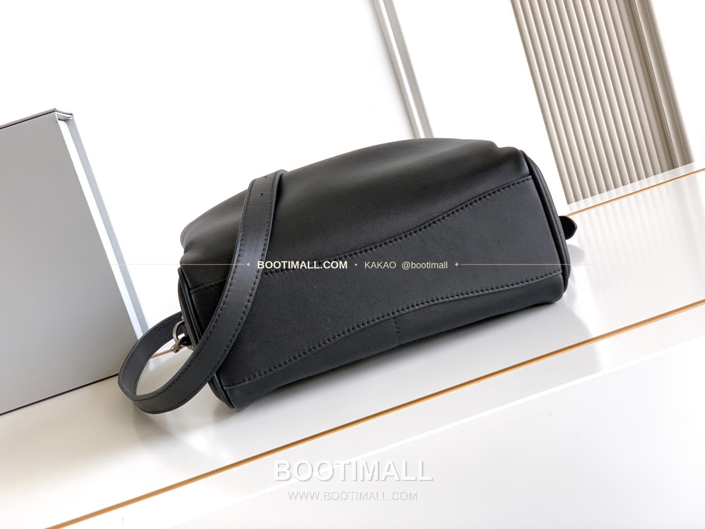 발렌시아가 로데오 레더 락 카메라 숄더백 Balenciaga Rodeo Leather Lock Camera Shoulder Bag 2027 23cm 4
