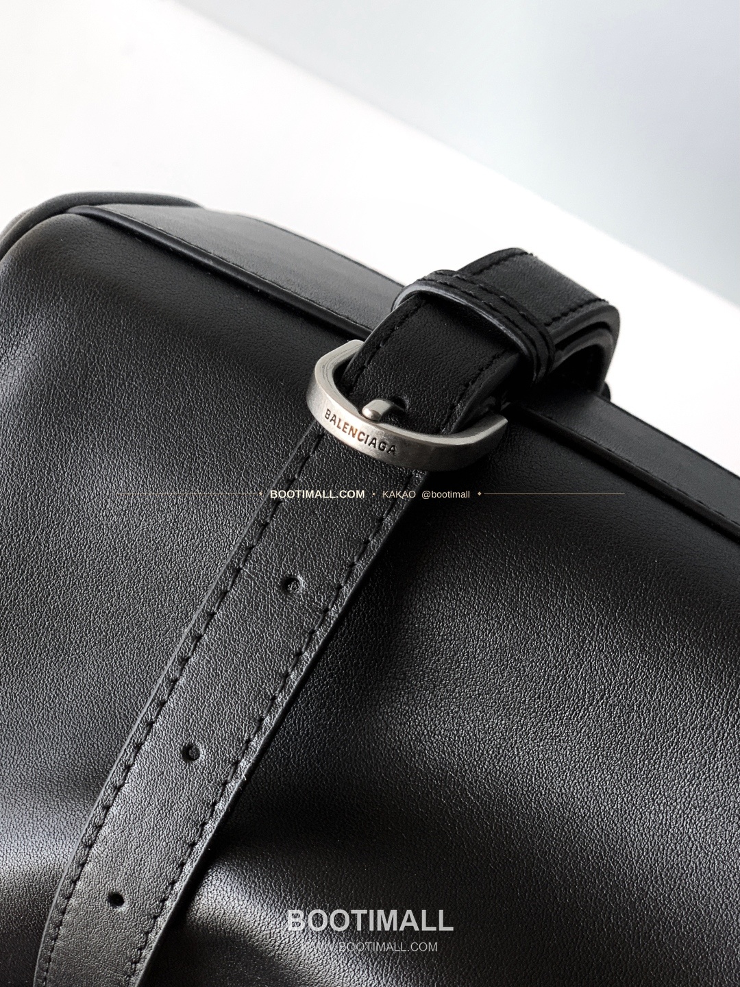 발렌시아가 로데오 레더 락 카메라 숄더백 Balenciaga Rodeo Leather Lock Camera Shoulder Bag 2027 23cm 7