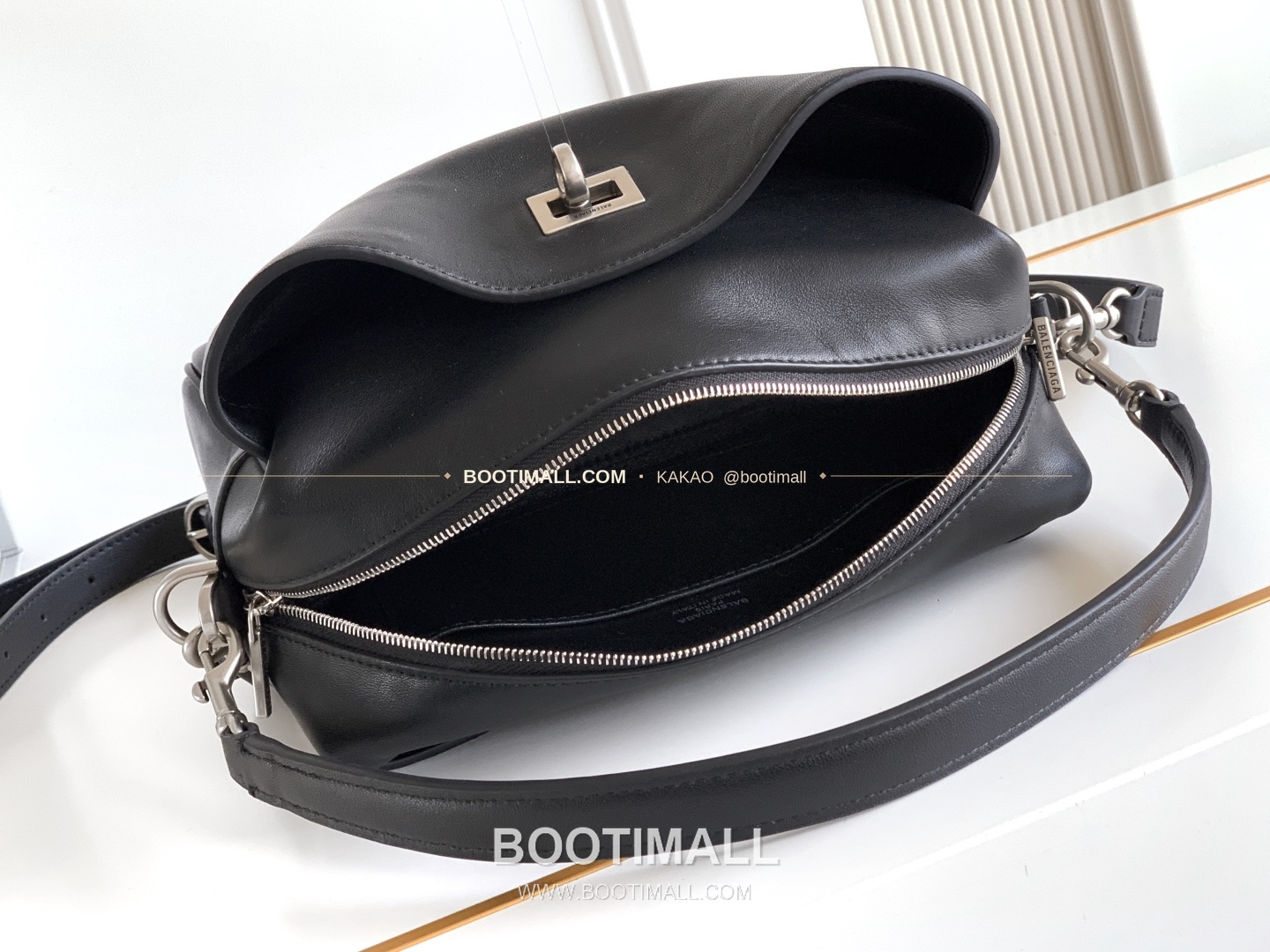 발렌시아가 로데오 레더 락 카메라 숄더백 Balenciaga Rodeo Leather Lock Camera Shoulder Bag 2027 23cm 8