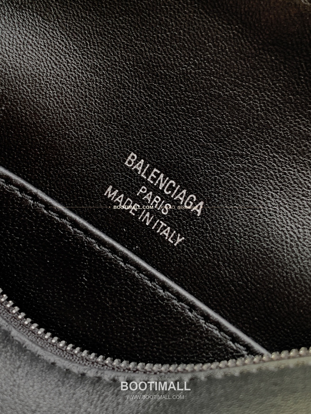 발렌시아가 로데오 레더 락 카메라 숄더백 Balenciaga Rodeo Leather Lock Camera Shoulder Bag 2027 23cm 9