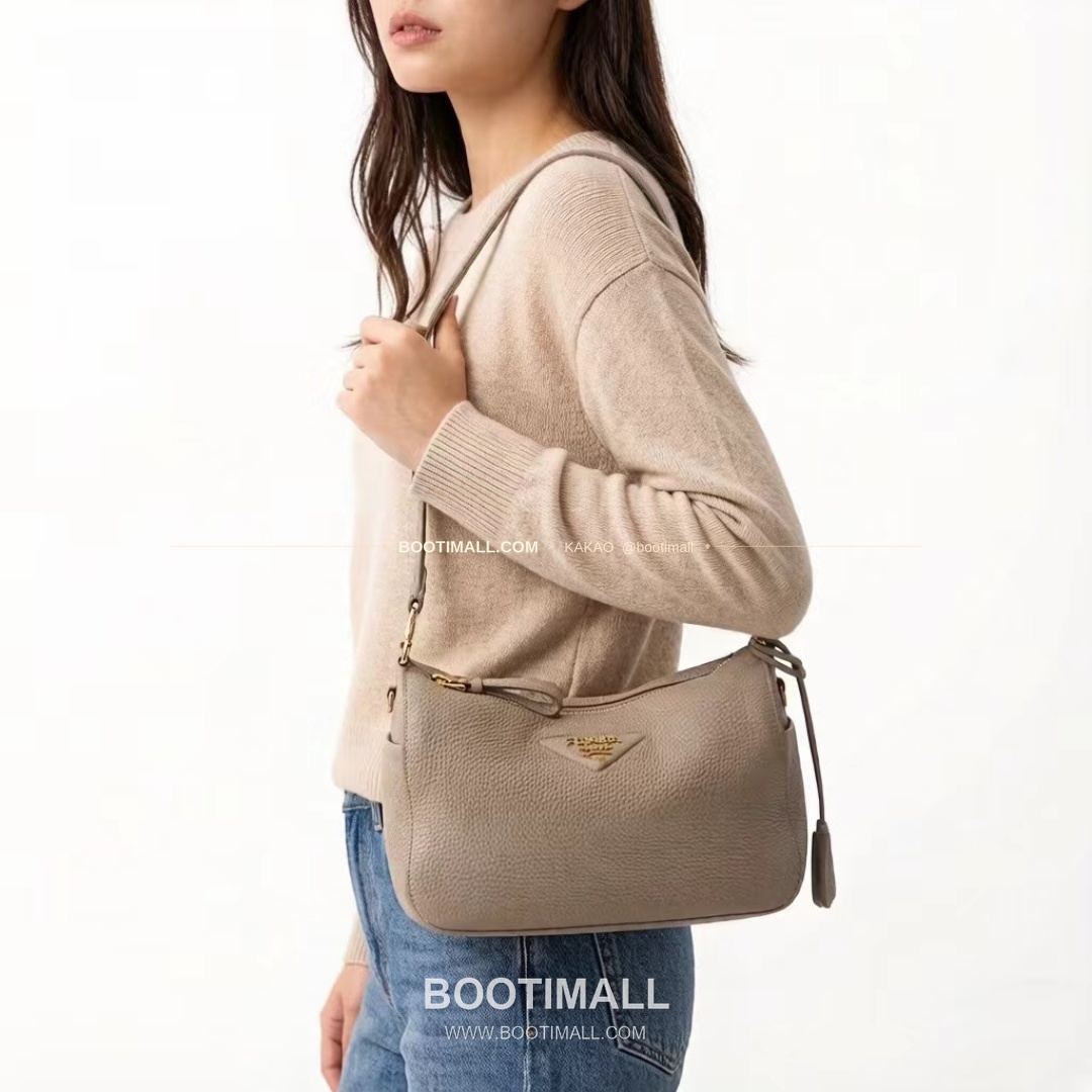 프라다 2026SS 사피아노 레더 로고 메탈 라운드 미니 토트백 Prada 2026 SS Saffiano Leather Logo Metal Round Mini Tote Bag 1BC277 24cm 3