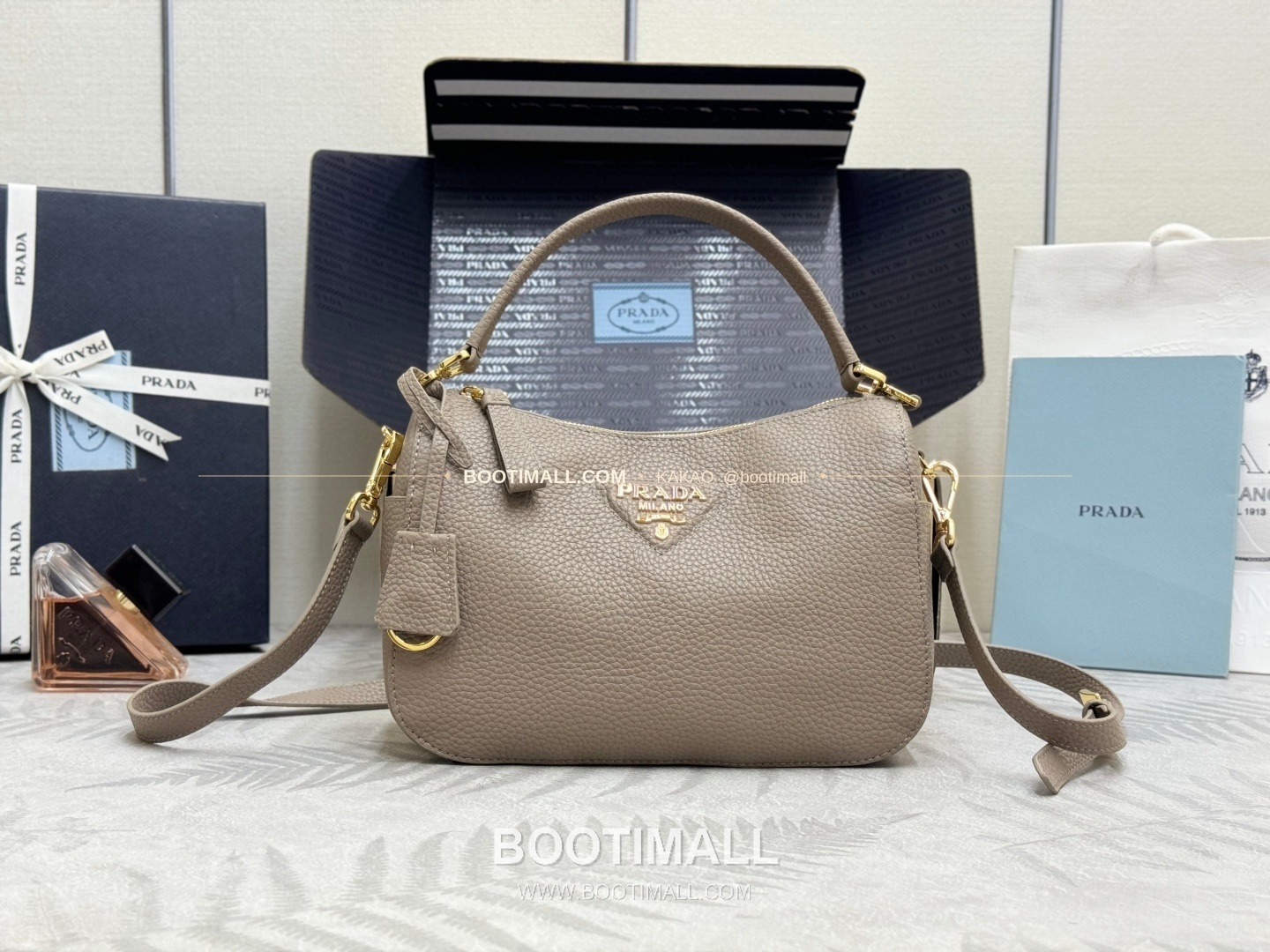 프라다 2026SS 사피아노 레더 로고 메탈 라운드 미니 토트백 Prada 2026 SS Saffiano Leather Logo Metal Round Mini Tote Bag 1BC277 24cm 4