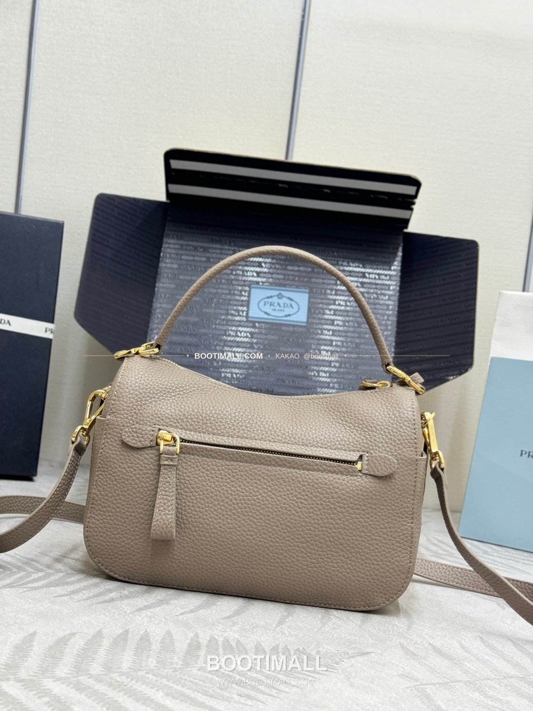 프라다 2026SS 사피아노 레더 로고 메탈 라운드 미니 토트백 Prada 2026 SS Saffiano Leather Logo Metal Round Mini Tote Bag 1BC277 24cm 5
