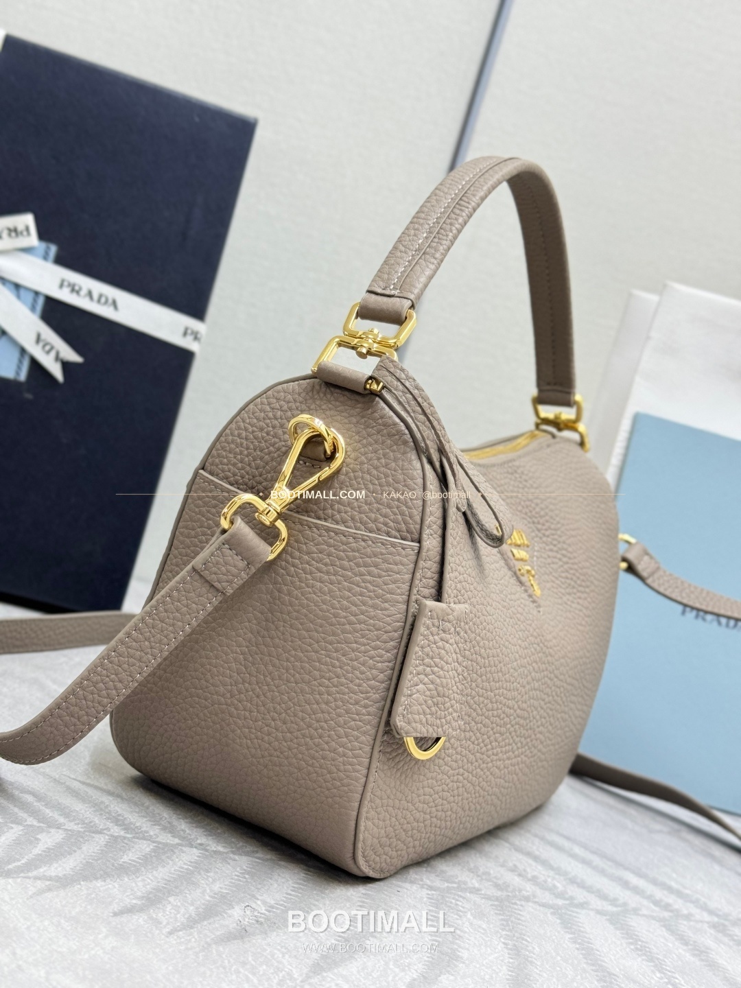 프라다 2026SS 사피아노 레더 로고 메탈 라운드 미니 토트백 Prada 2026 SS Saffiano Leather Logo Metal Round Mini Tote Bag 1BC277 24cm 6