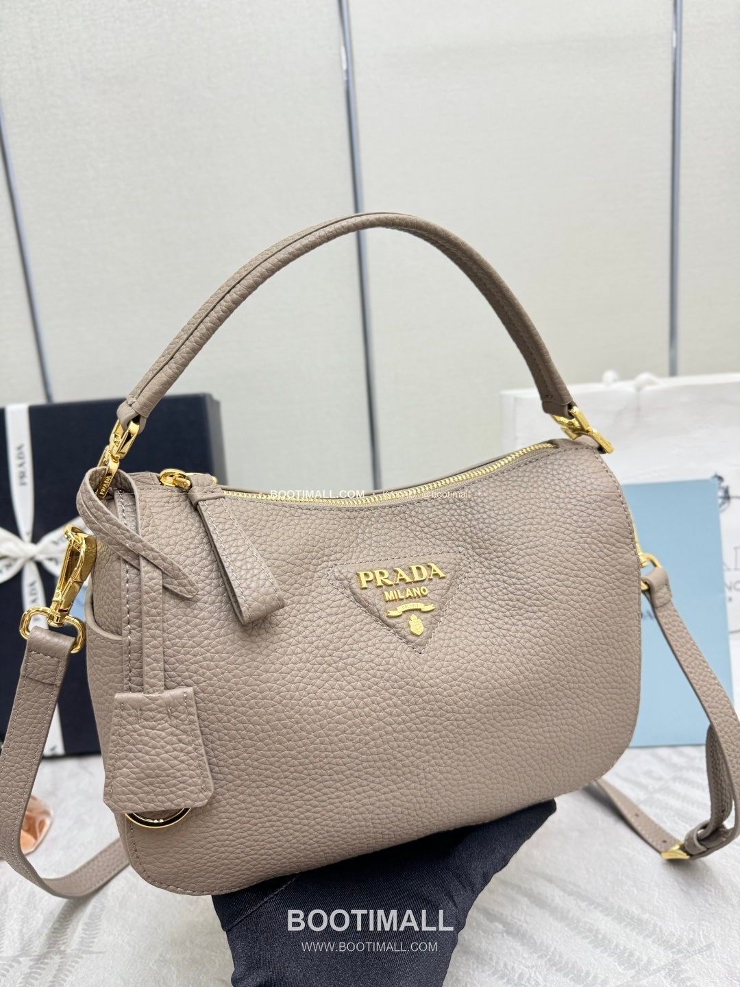 프라다 2026SS 사피아노 레더 로고 메탈 라운드 미니 토트백 Prada 2026 SS Saffiano Leather Logo Metal Round Mini Tote Bag 1BC277 24cm 7