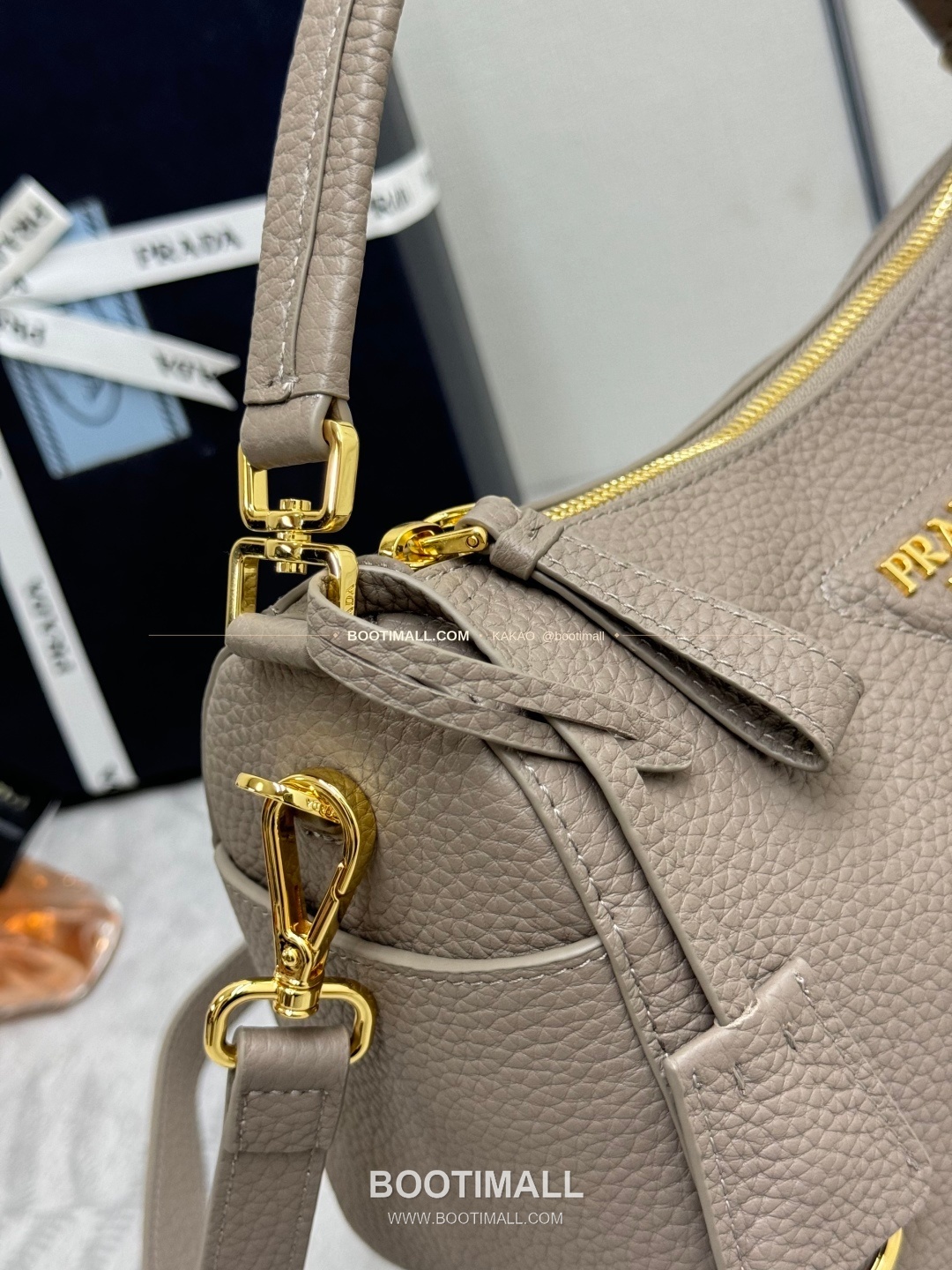 프라다 2026SS 사피아노 레더 로고 메탈 라운드 미니 토트백 Prada 2026 SS Saffiano Leather Logo Metal Round Mini Tote Bag 1BC277 24cm 8