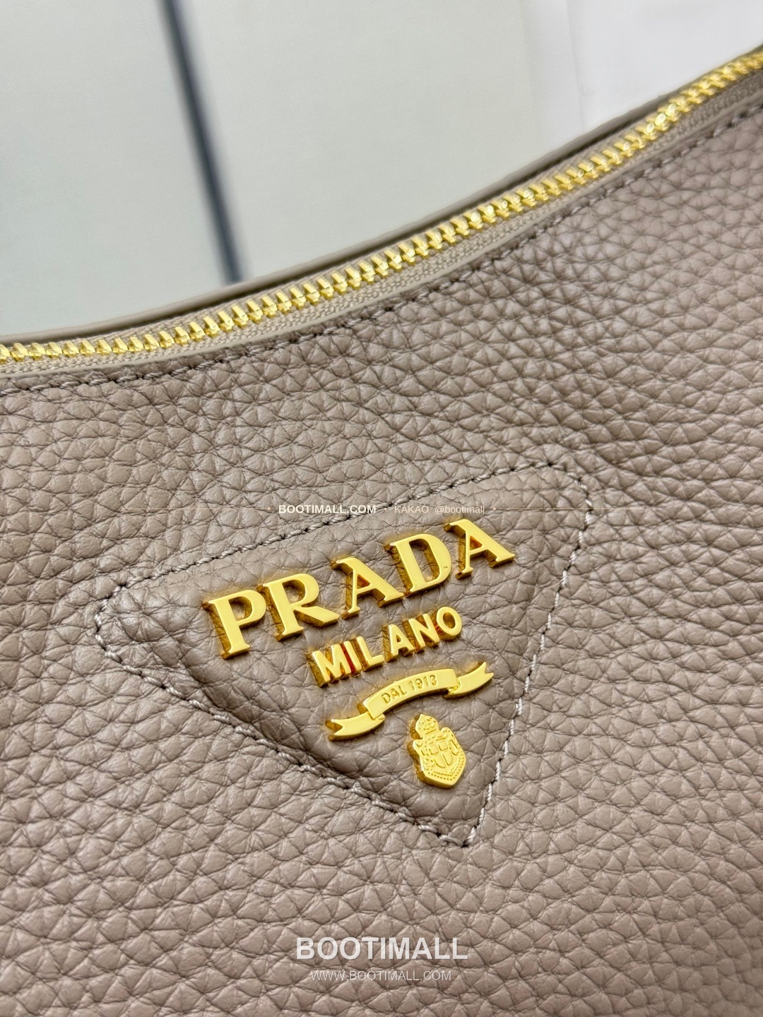 프라다 2026SS 사피아노 레더 로고 메탈 라운드 미니 토트백 Prada 2026 SS Saffiano Leather Logo Metal Round Mini Tote Bag 1BC277 24cm 9
