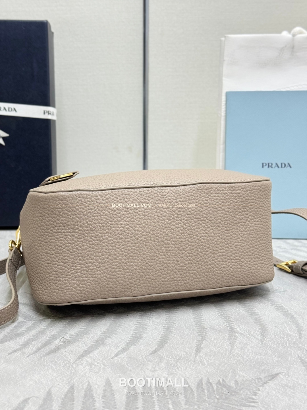 프라다 2026SS 사피아노 레더 로고 메탈 라운드 미니 토트백 Prada 2026 SS Saffiano Leather Logo Metal Round Mini Tote Bag 1BC277 24cm 10