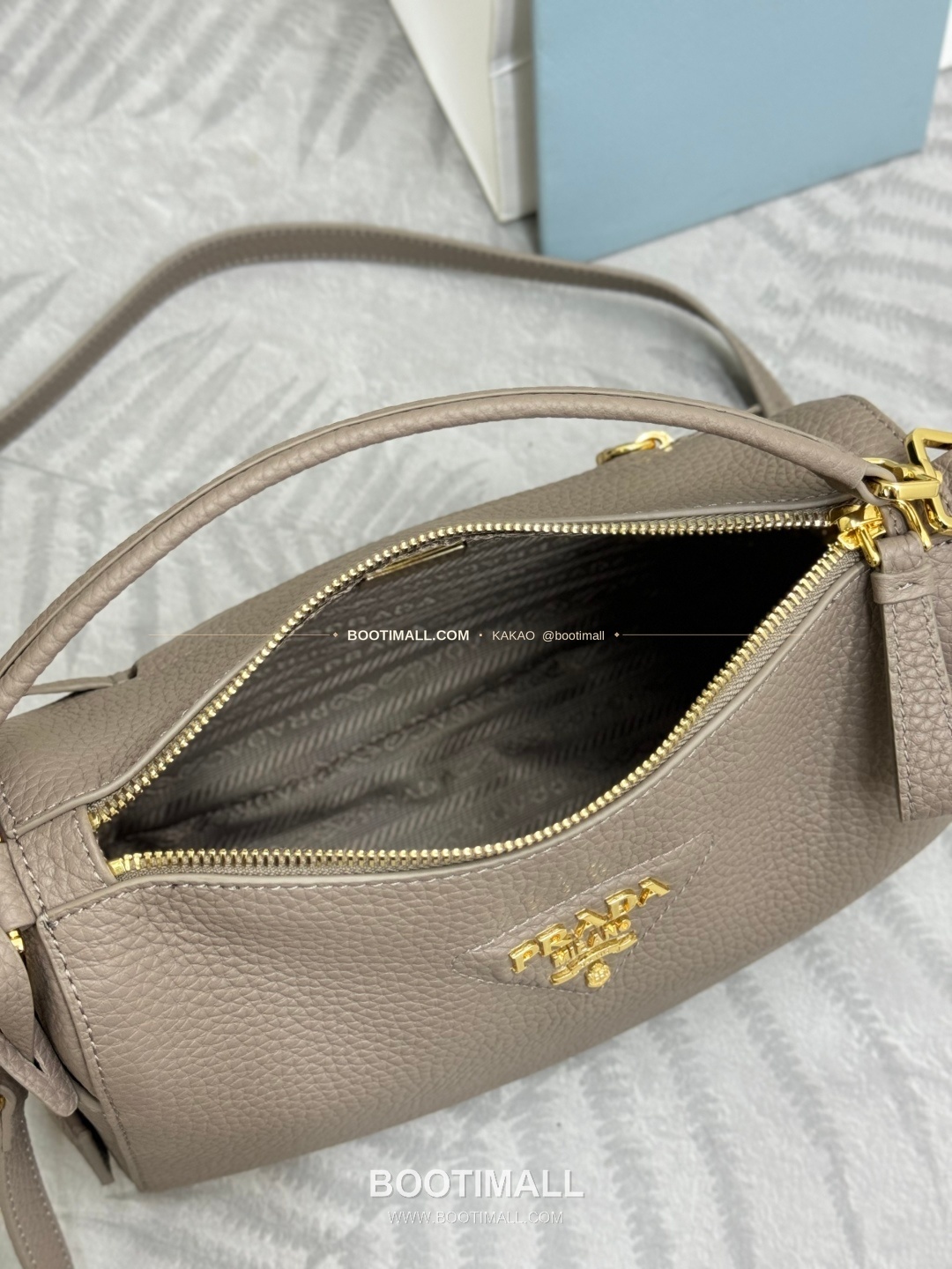 프라다 2026SS 사피아노 레더 로고 메탈 라운드 미니 토트백 Prada 2026 SS Saffiano Leather Logo Metal Round Mini Tote Bag 1BC277 24cm 11
