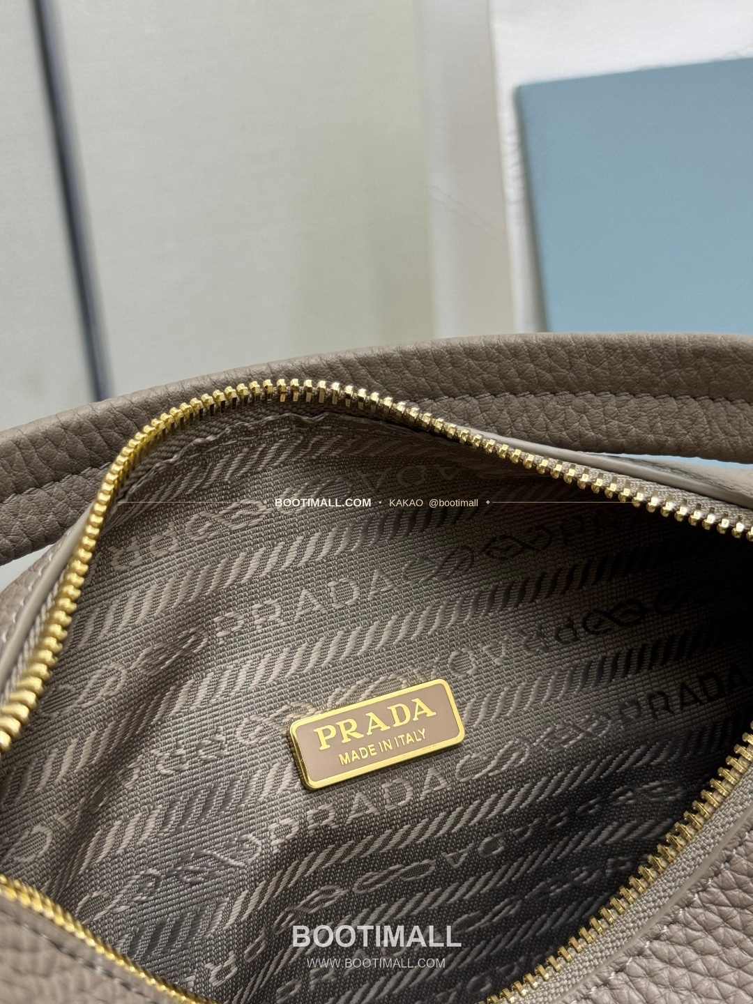 프라다 2026SS 사피아노 레더 로고 메탈 라운드 미니 토트백 Prada 2026 SS Saffiano Leather Logo Metal Round Mini Tote Bag 1BC277 24cm 12
