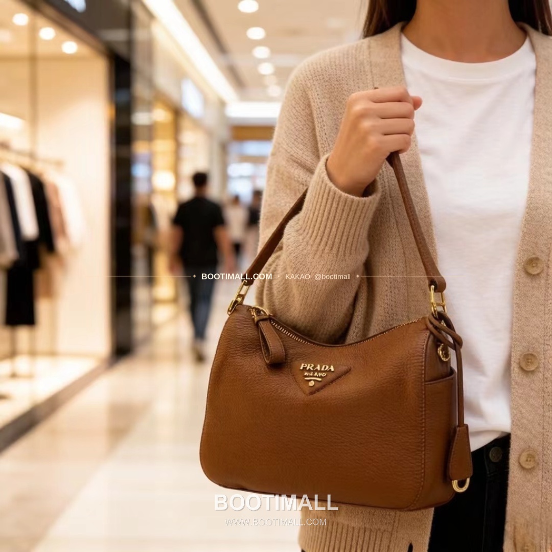 프라다 2026SS 사피아노 레더 로고 메탈 라운드 미니 토트백 Prada 2026 SS Saffiano Leather Logo Metal Round Mini Tote Bag 1BC277 24cm 1