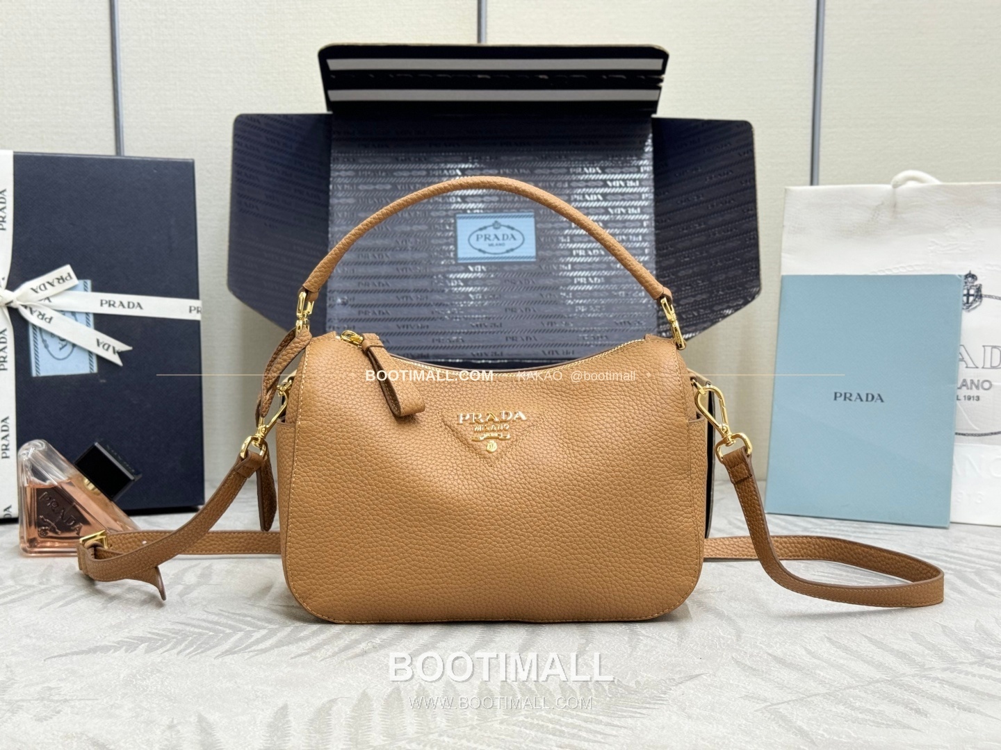 프라다 2026SS 사피아노 레더 로고 메탈 라운드 미니 토트백 Prada 2026 SS Saffiano Leather Logo Metal Round Mini Tote Bag 1BC277 24cm 4
