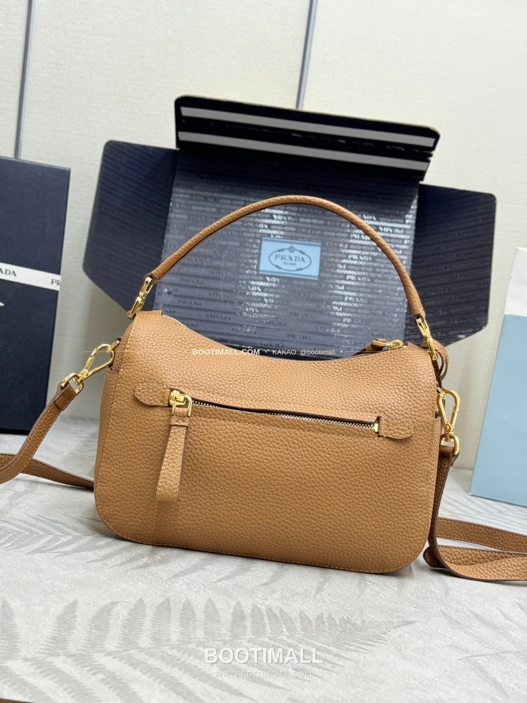 프라다 2026SS 사피아노 레더 로고 메탈 라운드 미니 토트백 Prada 2026 SS Saffiano Leather Logo Metal Round Mini Tote Bag 1BC277 24cm 5