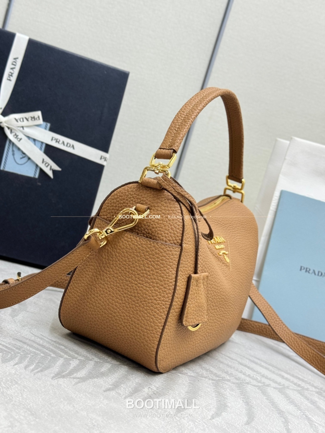 프라다 2026SS 사피아노 레더 로고 메탈 라운드 미니 토트백 Prada 2026 SS Saffiano Leather Logo Metal Round Mini Tote Bag 1BC277 24cm 6