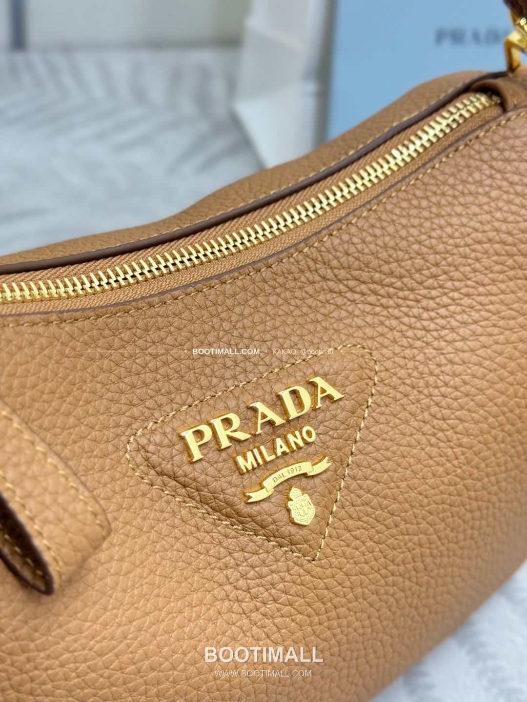 프라다 2026SS 사피아노 레더 로고 메탈 라운드 미니 토트백 Prada 2026 SS Saffiano Leather Logo Metal Round Mini Tote Bag 1BC277 24cm 9