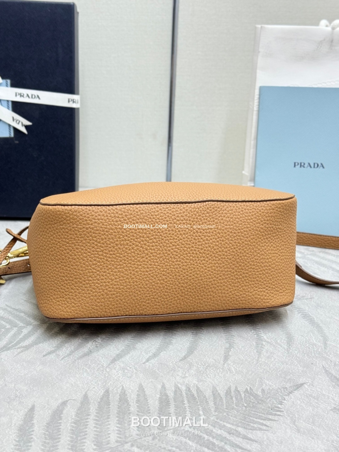 프라다 2026SS 사피아노 레더 로고 메탈 라운드 미니 토트백 Prada 2026 SS Saffiano Leather Logo Metal Round Mini Tote Bag 1BC277 24cm 10