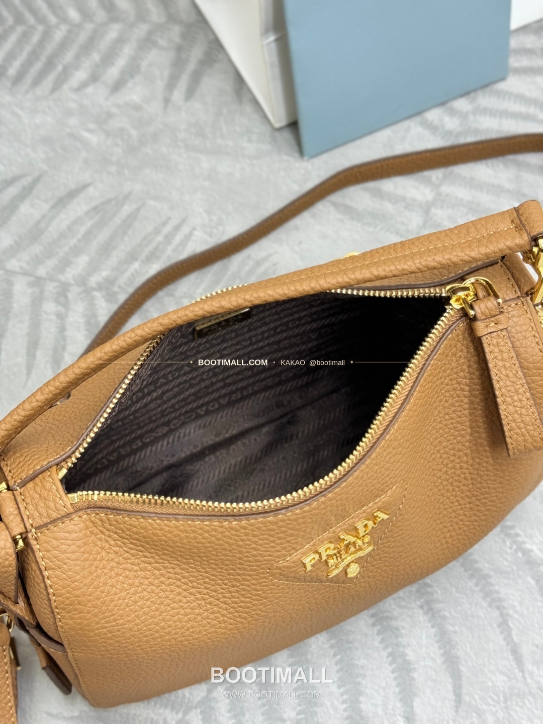 프라다 2026SS 사피아노 레더 로고 메탈 라운드 미니 토트백 Prada 2026 SS Saffiano Leather Logo Metal Round Mini Tote Bag 1BC277 24cm 11