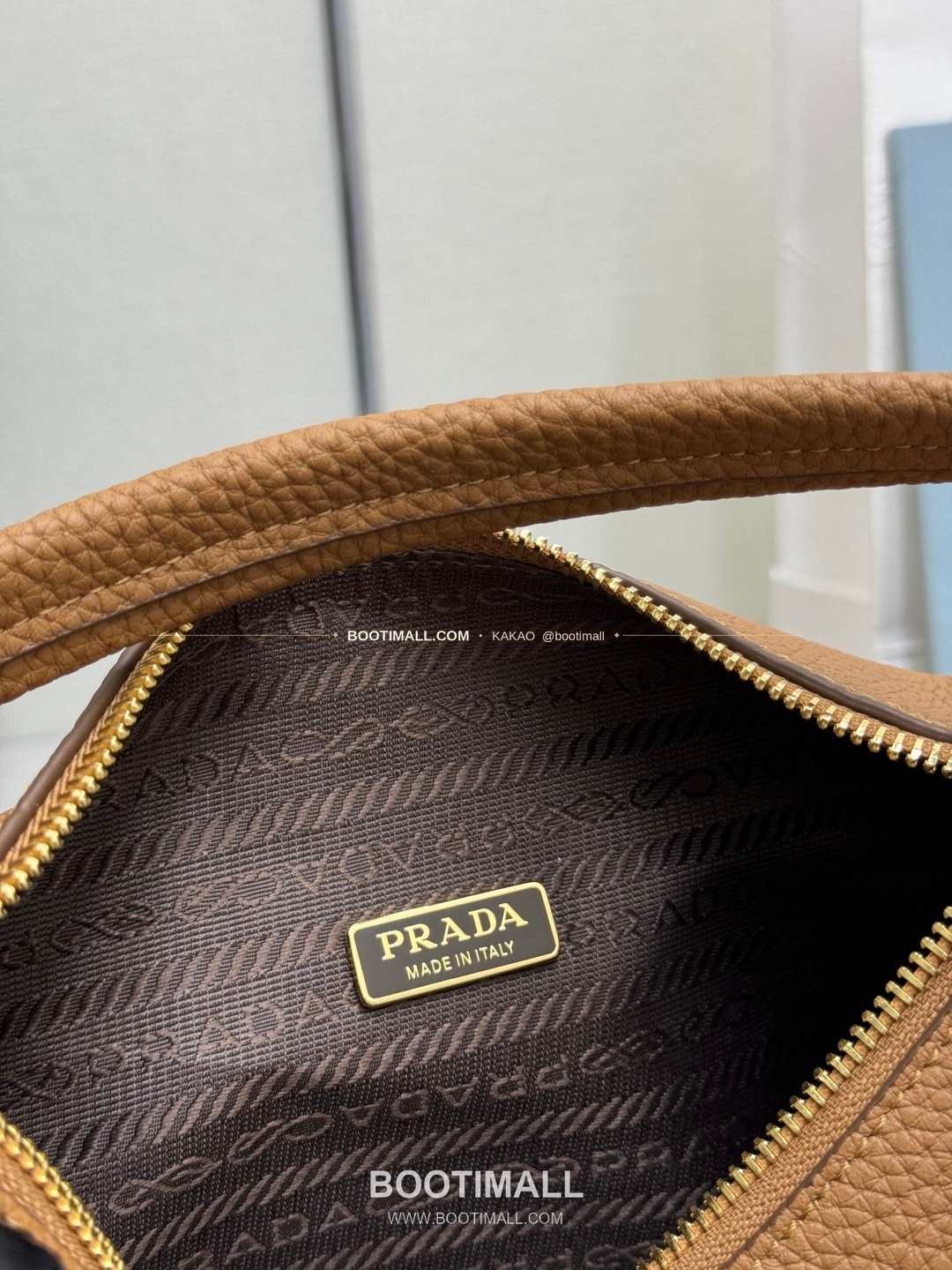 프라다 2026SS 사피아노 레더 로고 메탈 라운드 미니 토트백 Prada 2026 SS Saffiano Leather Logo Metal Round Mini Tote Bag 1BC277 24cm 12