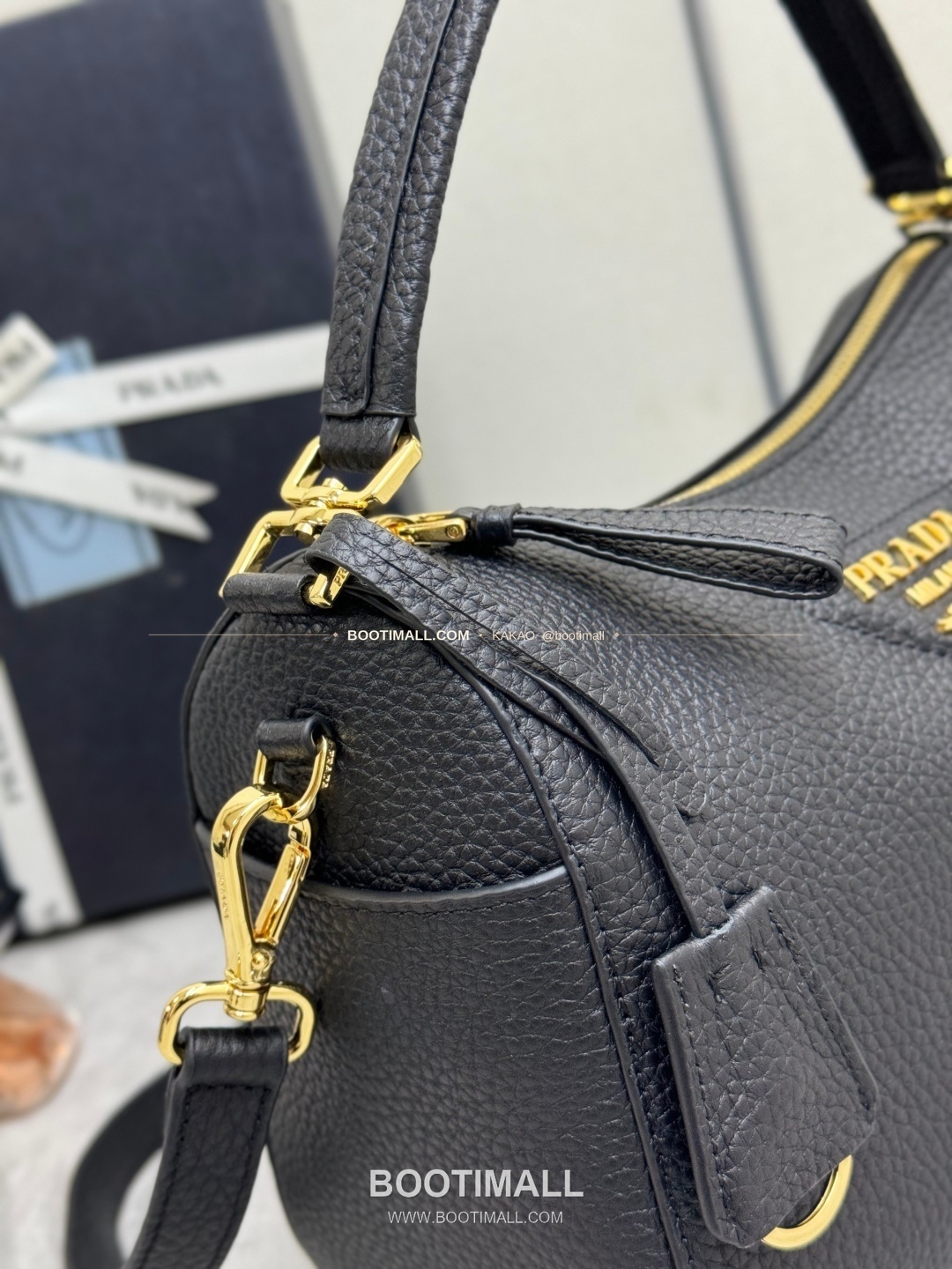 프라다 2026SS 사피아노 레더 로고 메탈 라운드 미니 토트백 Prada 2026 SS Saffiano Leather Logo Metal Round Mini Tote Bag 1BC277 24cm 12