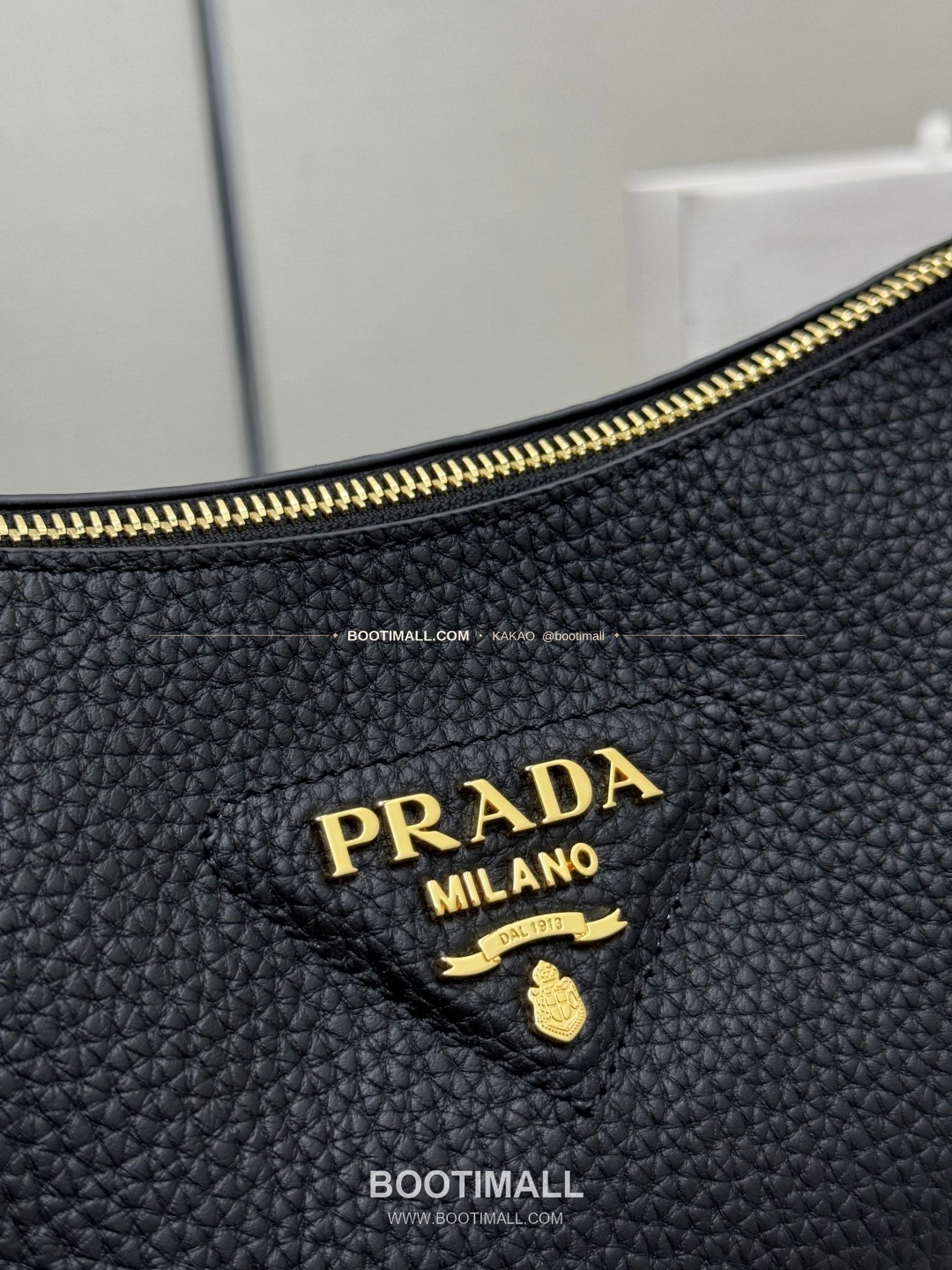 프라다 2026SS 사피아노 레더 로고 메탈 라운드 미니 토트백 Prada 2026 SS Saffiano Leather Logo Metal Round Mini Tote Bag 1BC277 24cm 15