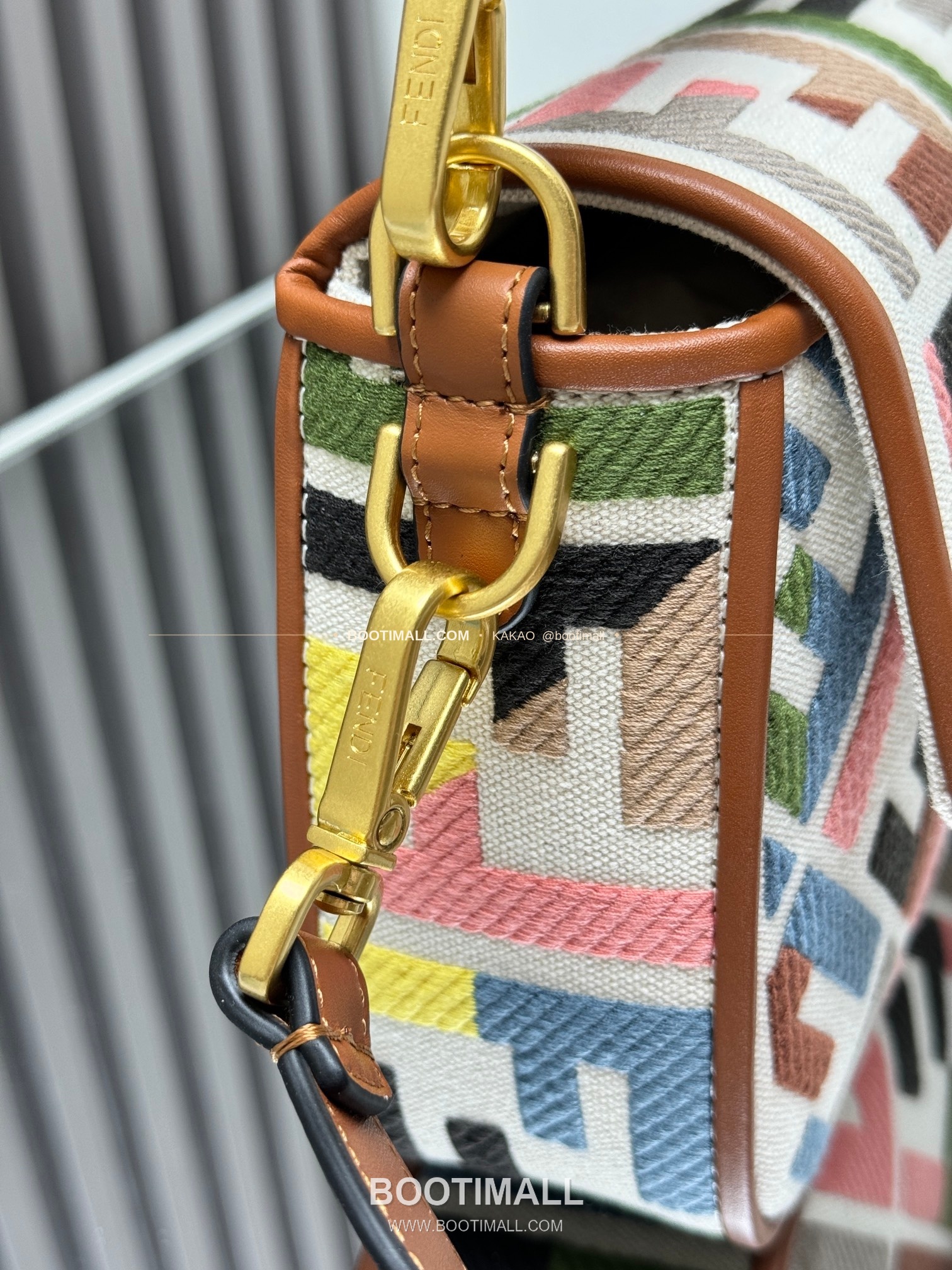 펜디 FF 자수 캔버스 플랩 바게트 숄더백 Fendi FF Embroidered Canvas Flap Baguette Shoulder Bag 0159A 27cm 3