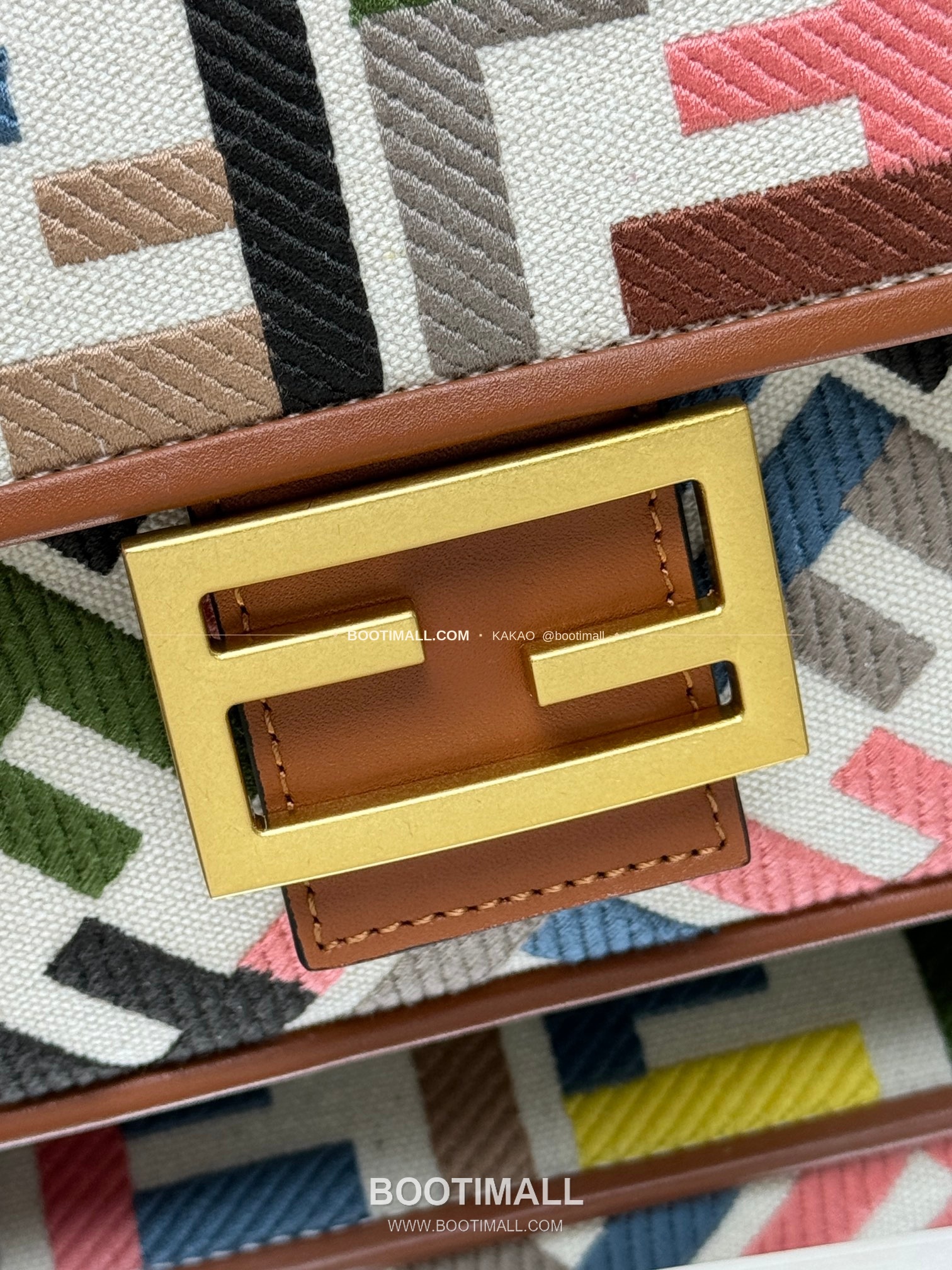 펜디 FF 자수 캔버스 플랩 바게트 숄더백 Fendi FF Embroidered Canvas Flap Baguette Shoulder Bag 0159A 27cm 4