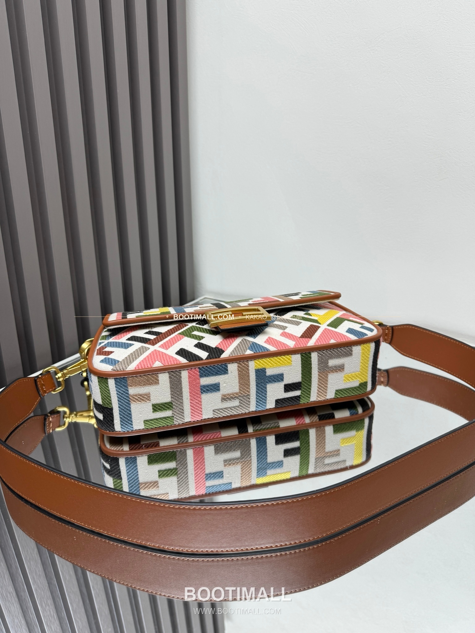 펜디 FF 자수 캔버스 플랩 바게트 숄더백 Fendi FF Embroidered Canvas Flap Baguette Shoulder Bag 0159A 27cm 5