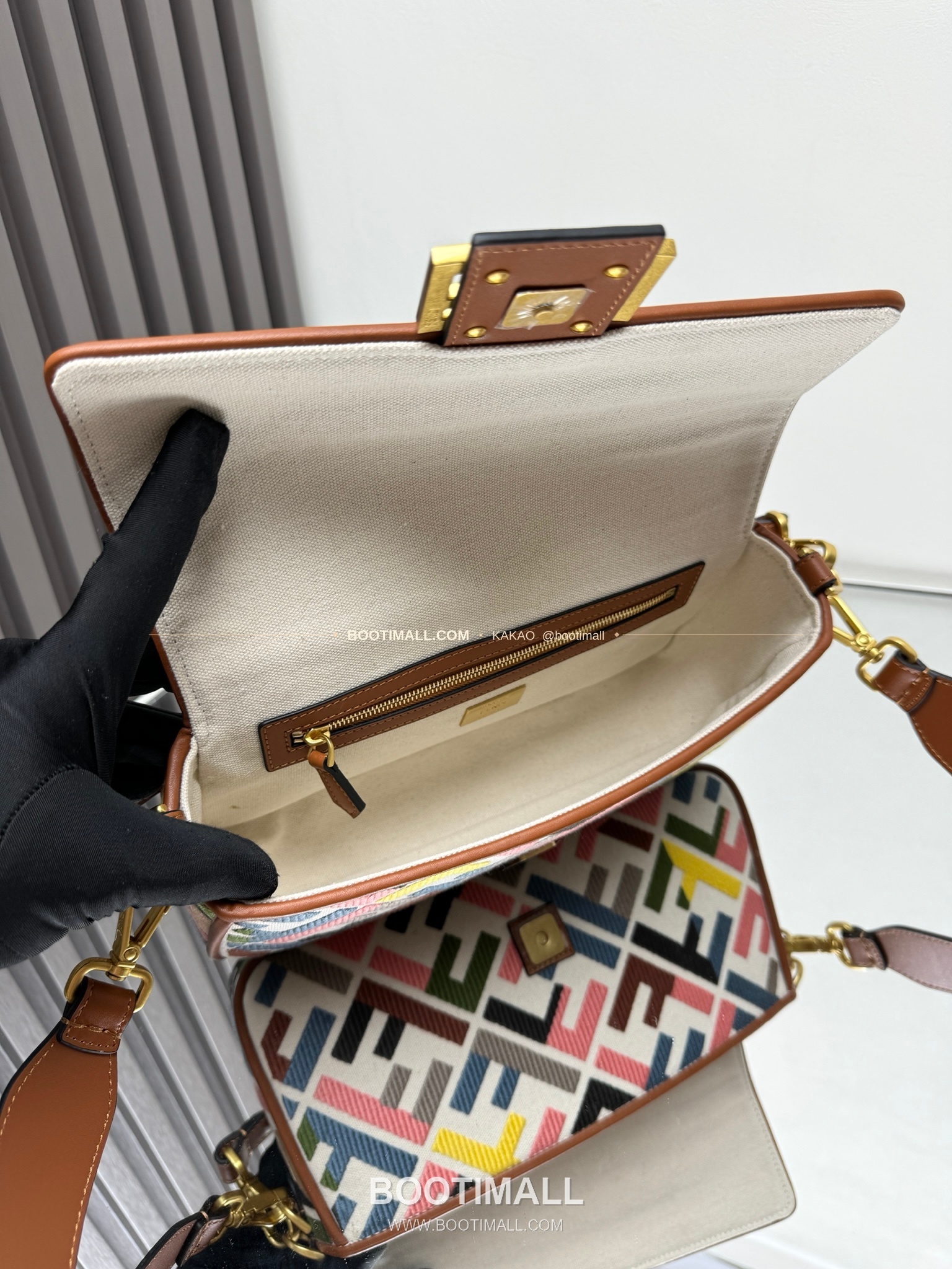 펜디 FF 자수 캔버스 플랩 바게트 숄더백 Fendi FF Embroidered Canvas Flap Baguette Shoulder Bag 0159A 27cm 6