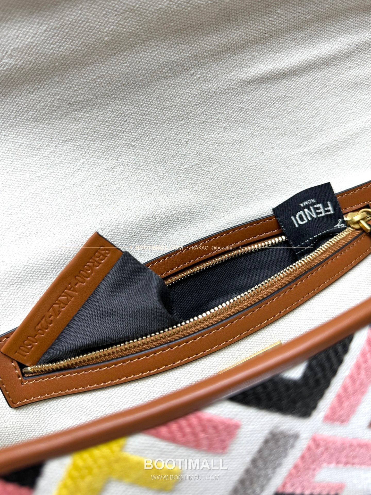 펜디 FF 자수 캔버스 플랩 바게트 숄더백 Fendi FF Embroidered Canvas Flap Baguette Shoulder Bag 0159A 27cm 8