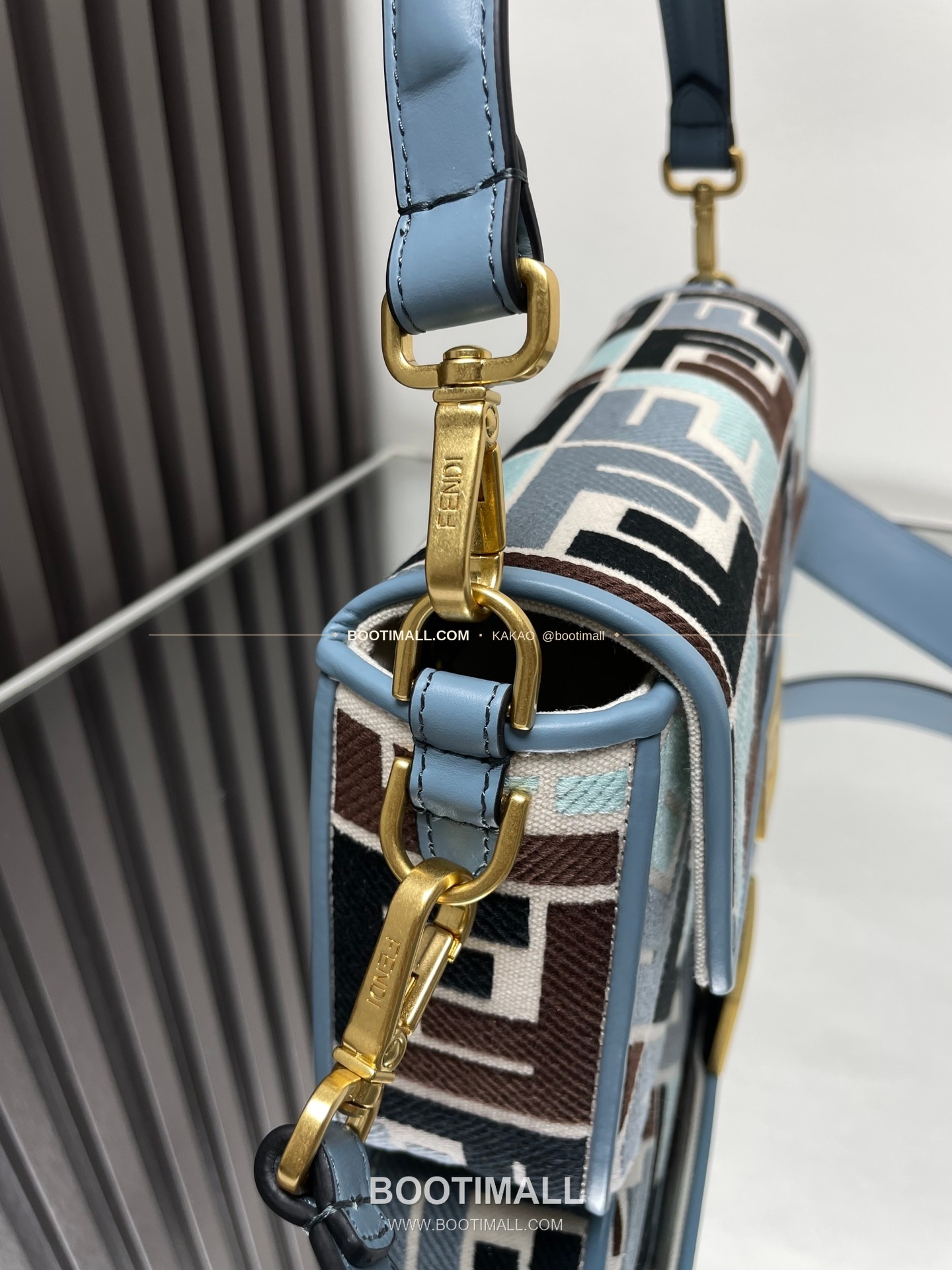 펜디 FF 자수 캔버스 플랩 바게트 숄더백 Fendi FF Embroidered Canvas Flap Baguette Shoulder Bag 0159A 27cm 3