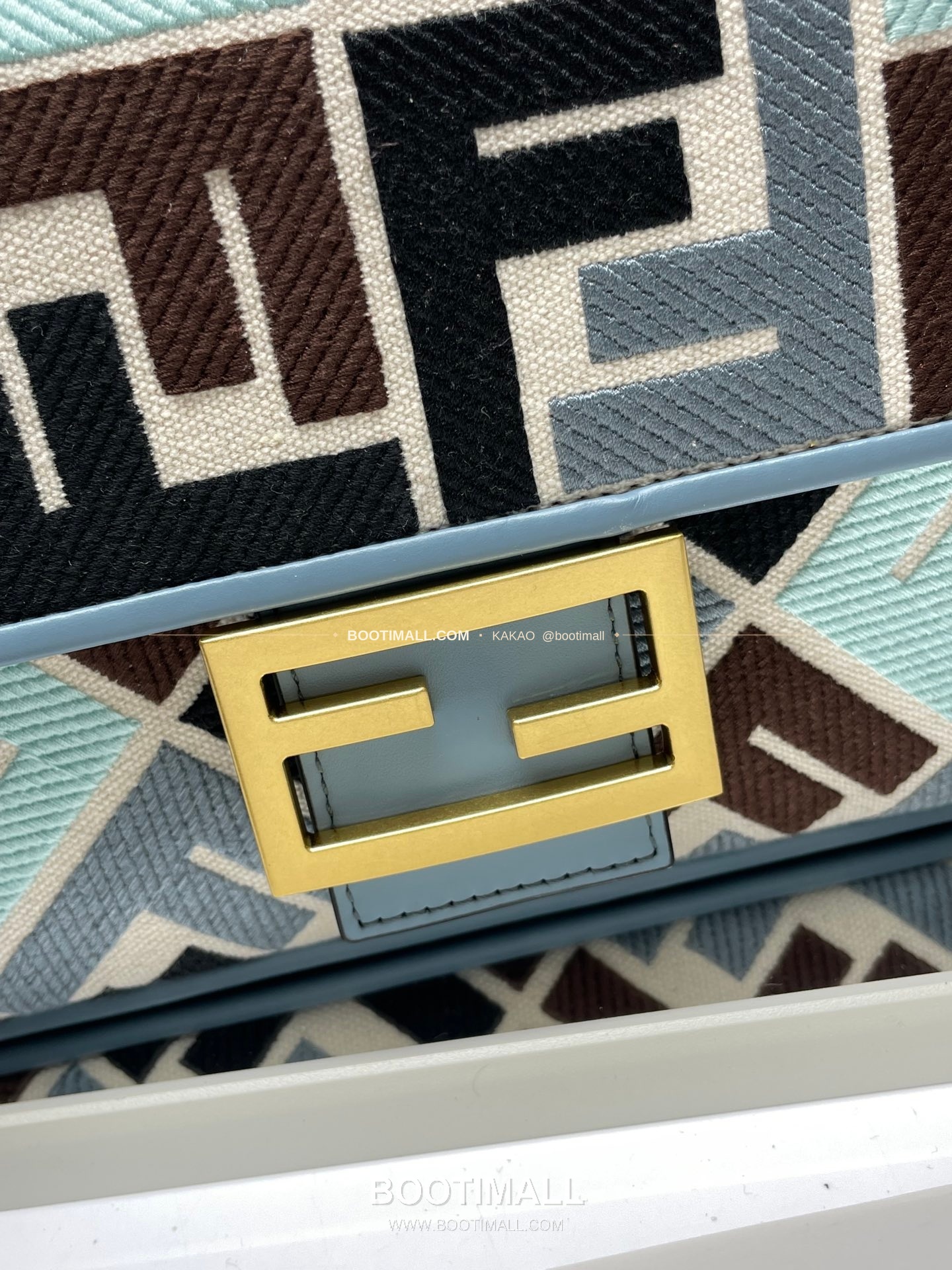 펜디 FF 자수 캔버스 플랩 바게트 숄더백 Fendi FF Embroidered Canvas Flap Baguette Shoulder Bag 0159A 27cm 4