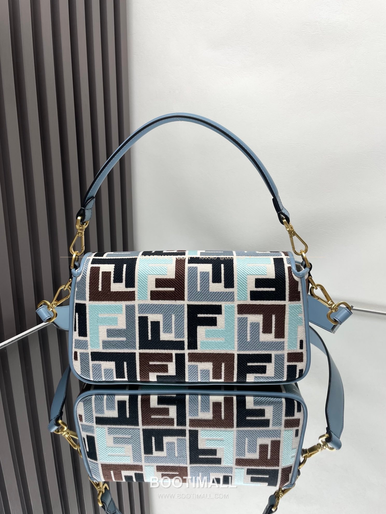펜디 FF 자수 캔버스 플랩 바게트 숄더백 Fendi FF Embroidered Canvas Flap Baguette Shoulder Bag 0159A 27cm 9