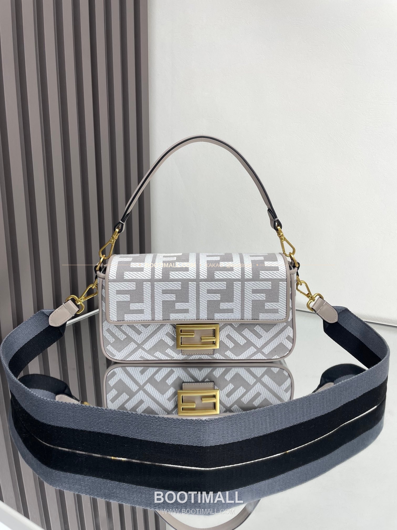 펜디 FF 자수 캔버스 플랩 바게트 숄더백 Fendi FF Embroidered Canvas Flap Baguette Shoulder Bag 0159A 27cm 1
