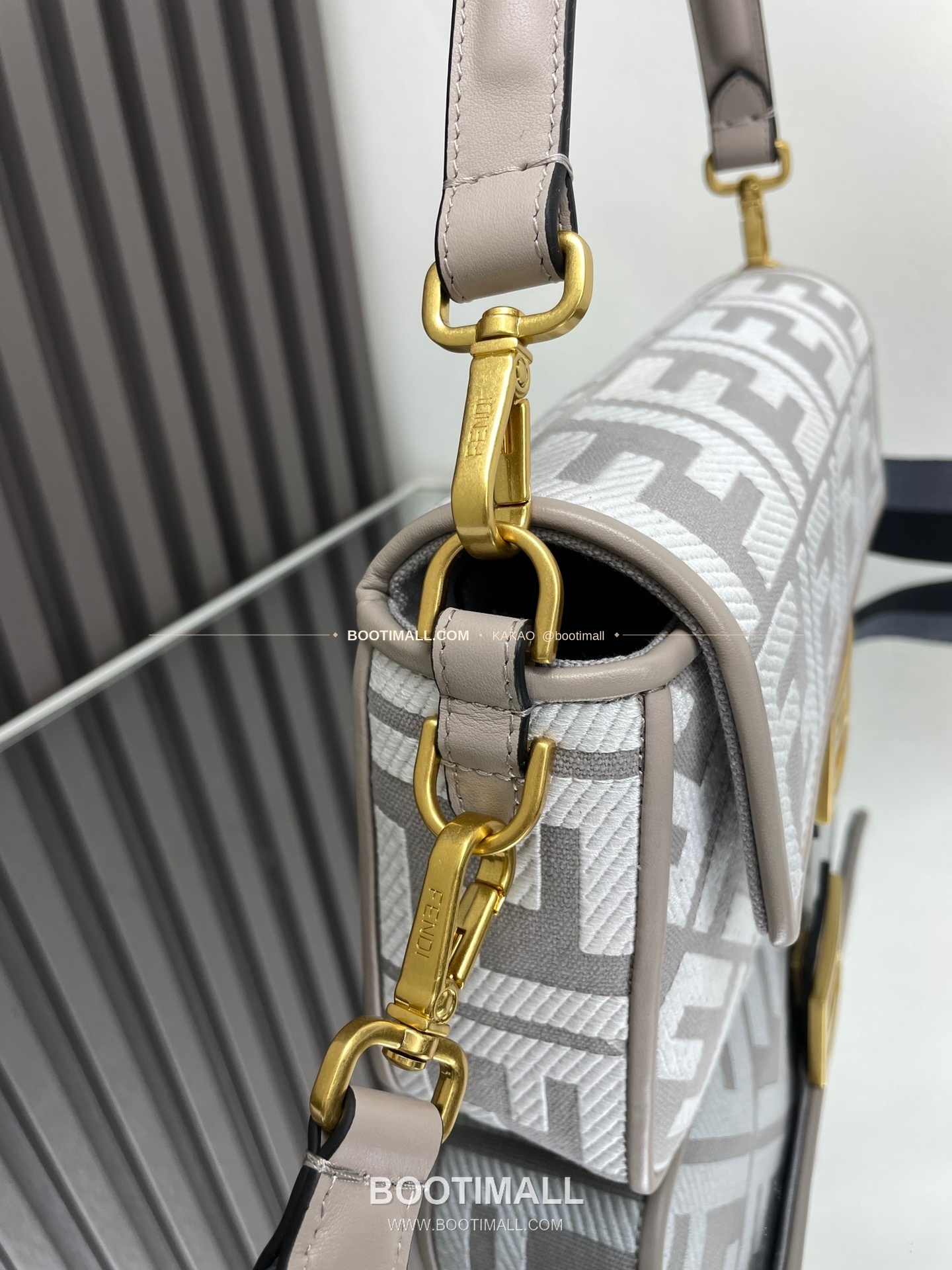 펜디 FF 자수 캔버스 플랩 바게트 숄더백 Fendi FF Embroidered Canvas Flap Baguette Shoulder Bag 0159A 27cm 3