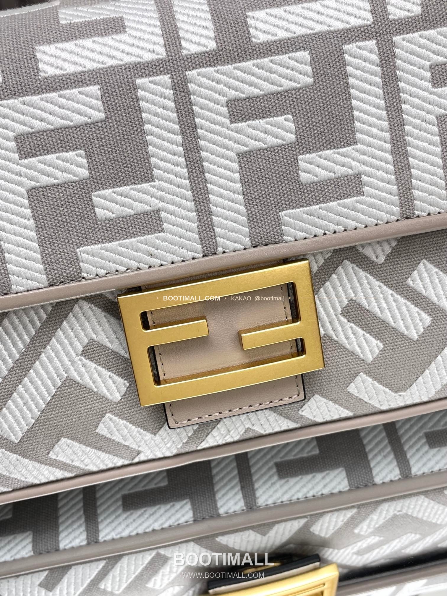 펜디 FF 자수 캔버스 플랩 바게트 숄더백 Fendi FF Embroidered Canvas Flap Baguette Shoulder Bag 0159A 27cm 4