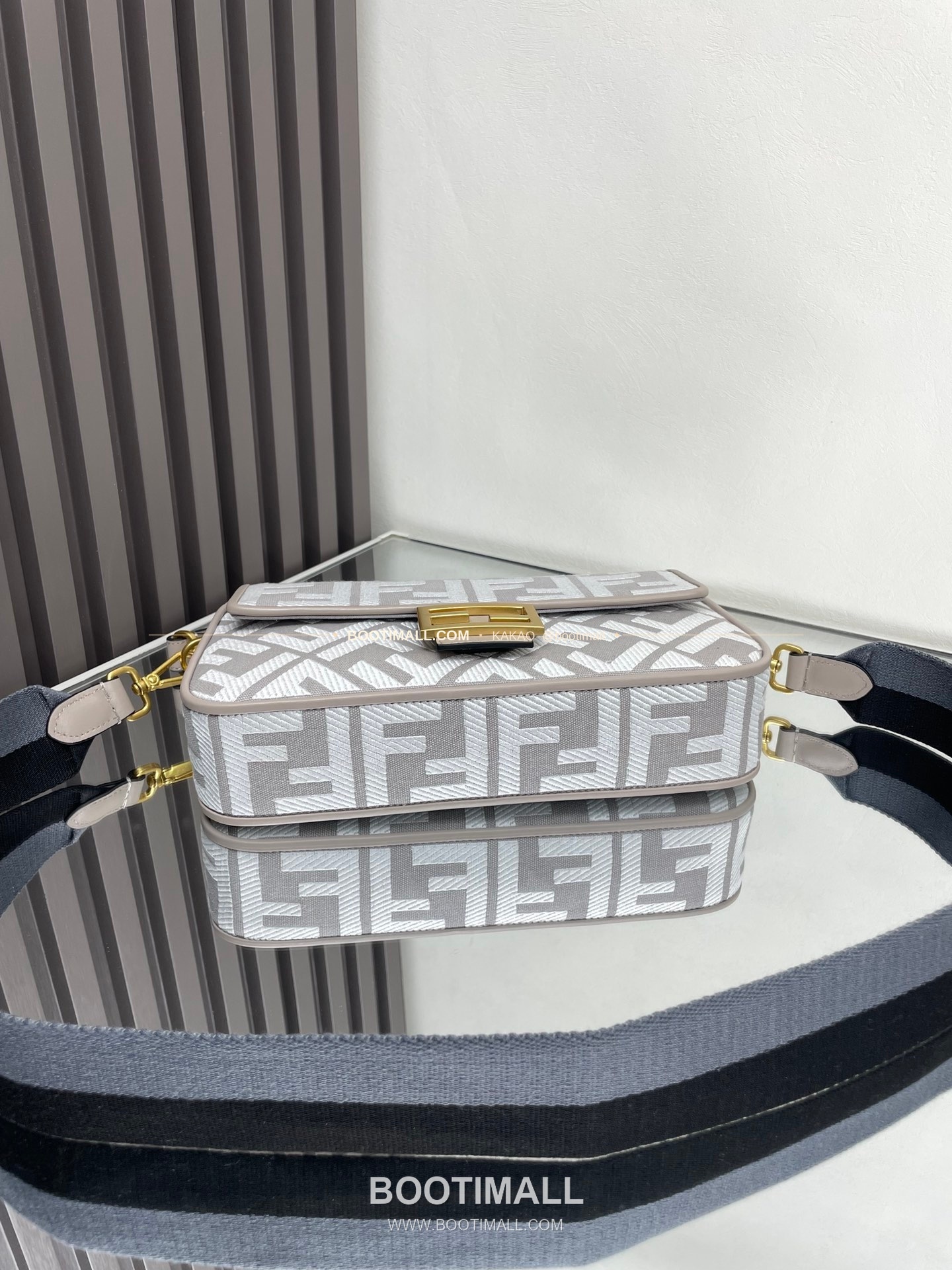 펜디 FF 자수 캔버스 플랩 바게트 숄더백 Fendi FF Embroidered Canvas Flap Baguette Shoulder Bag 0159A 27cm 5