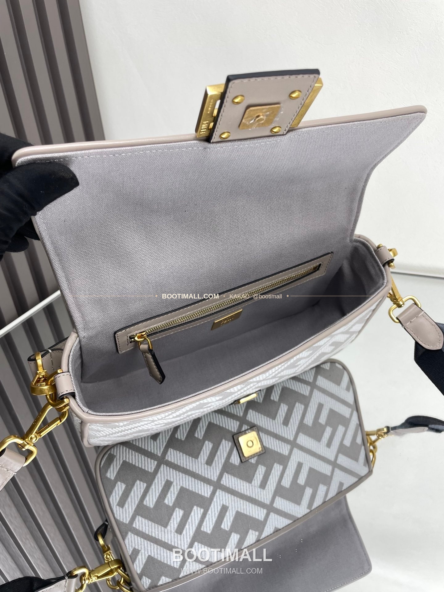 펜디 FF 자수 캔버스 플랩 바게트 숄더백 Fendi FF Embroidered Canvas Flap Baguette Shoulder Bag 0159A 27cm 7