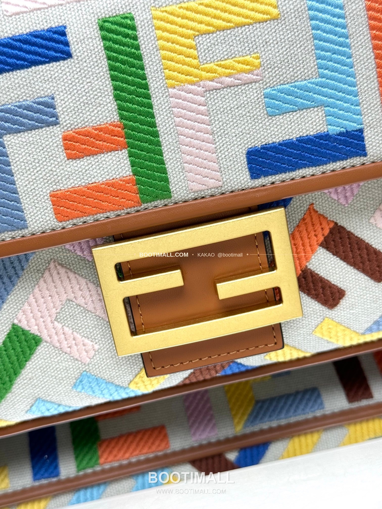 펜디 FF 자수 캔버스 플랩 바게트 숄더백 Fendi FF Embroidered Canvas Flap Baguette Shoulder Bag 0159A 27cm 5