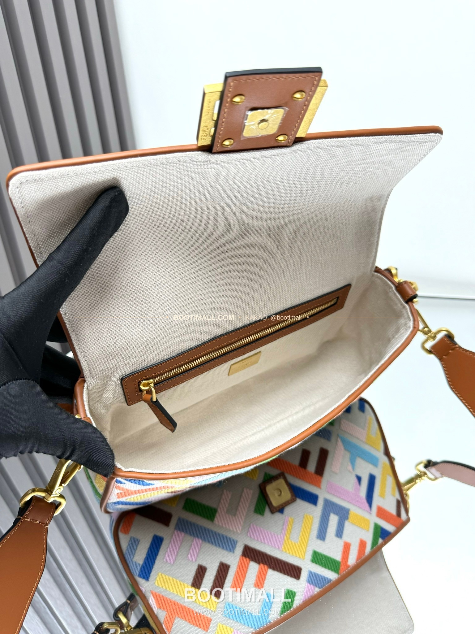 펜디 FF 자수 캔버스 플랩 바게트 숄더백 Fendi FF Embroidered Canvas Flap Baguette Shoulder Bag 0159A 27cm 7