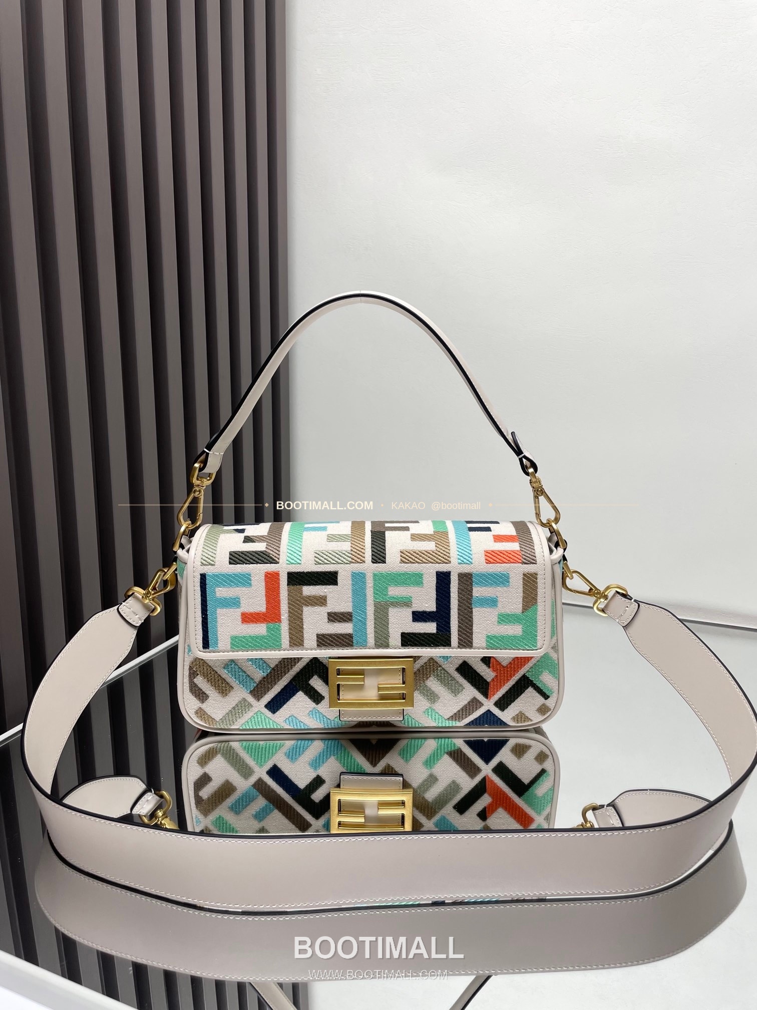 펜디 FF 자수 캔버스 플랩 바게트 숄더백 Fendi FF Embroidered Canvas Flap Baguette Shoulder Bag 0159A 27cm 1
