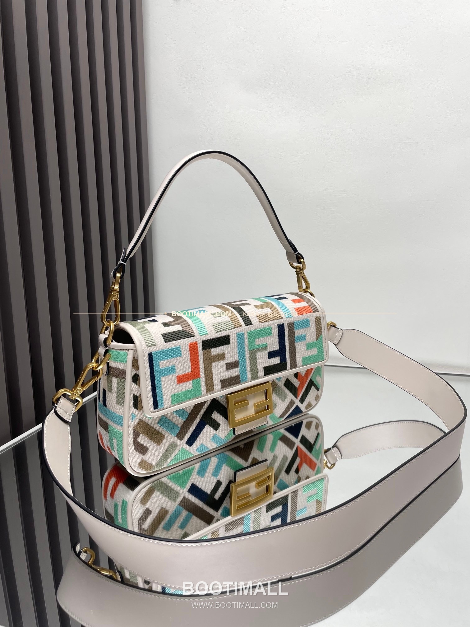 펜디 FF 자수 캔버스 플랩 바게트 숄더백 Fendi FF Embroidered Canvas Flap Baguette Shoulder Bag 0159A 27cm 2