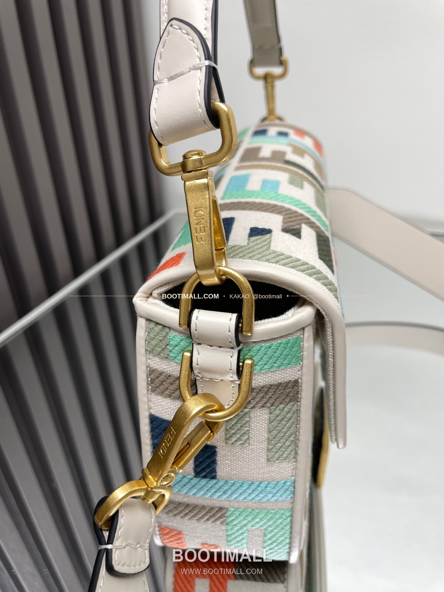 펜디 FF 자수 캔버스 플랩 바게트 숄더백 Fendi FF Embroidered Canvas Flap Baguette Shoulder Bag 0159A 27cm 3