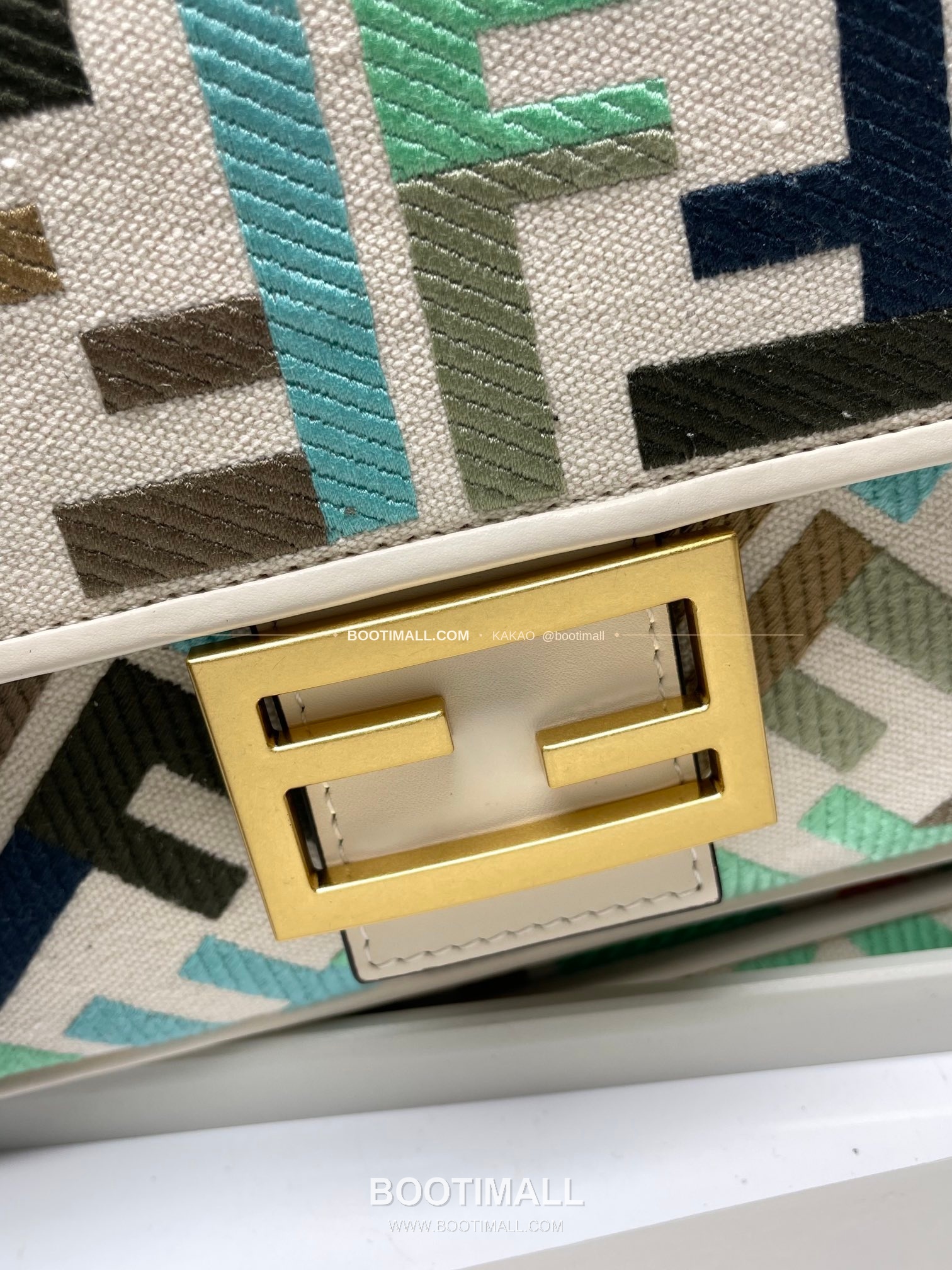 펜디 FF 자수 캔버스 플랩 바게트 숄더백 Fendi FF Embroidered Canvas Flap Baguette Shoulder Bag 0159A 27cm 4